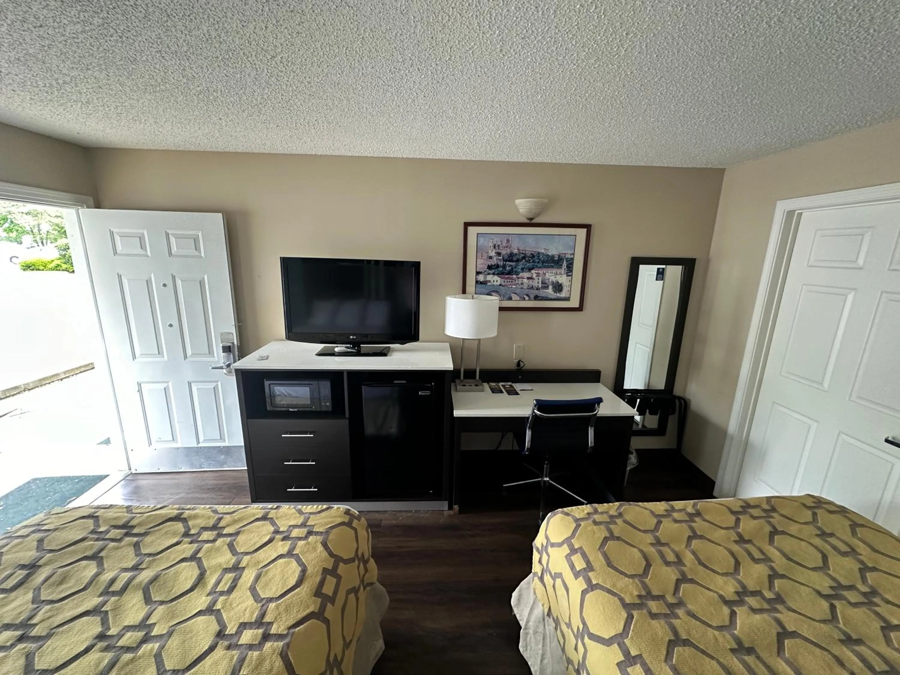 hair dresser, Bed in Baymont by Wyndham Thomasville