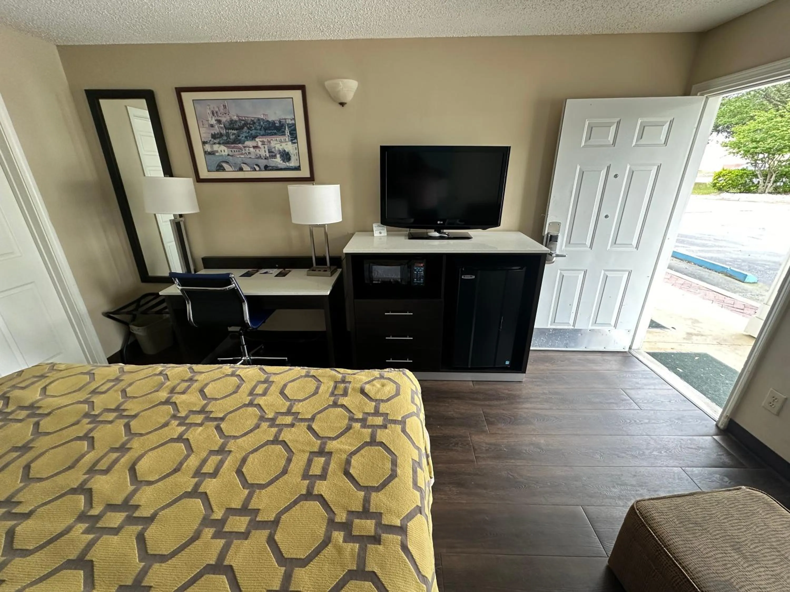 hair dresser, Bed in Baymont by Wyndham Thomasville