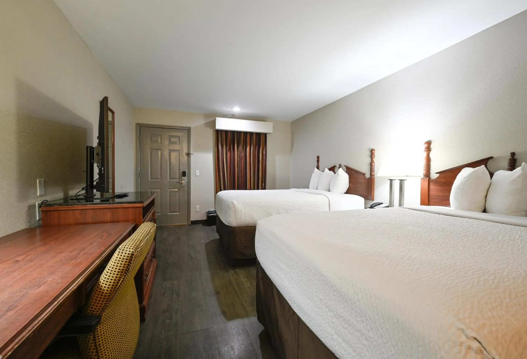 Photo of the whole room, Bed in Baymont by Wyndham Warner Robins