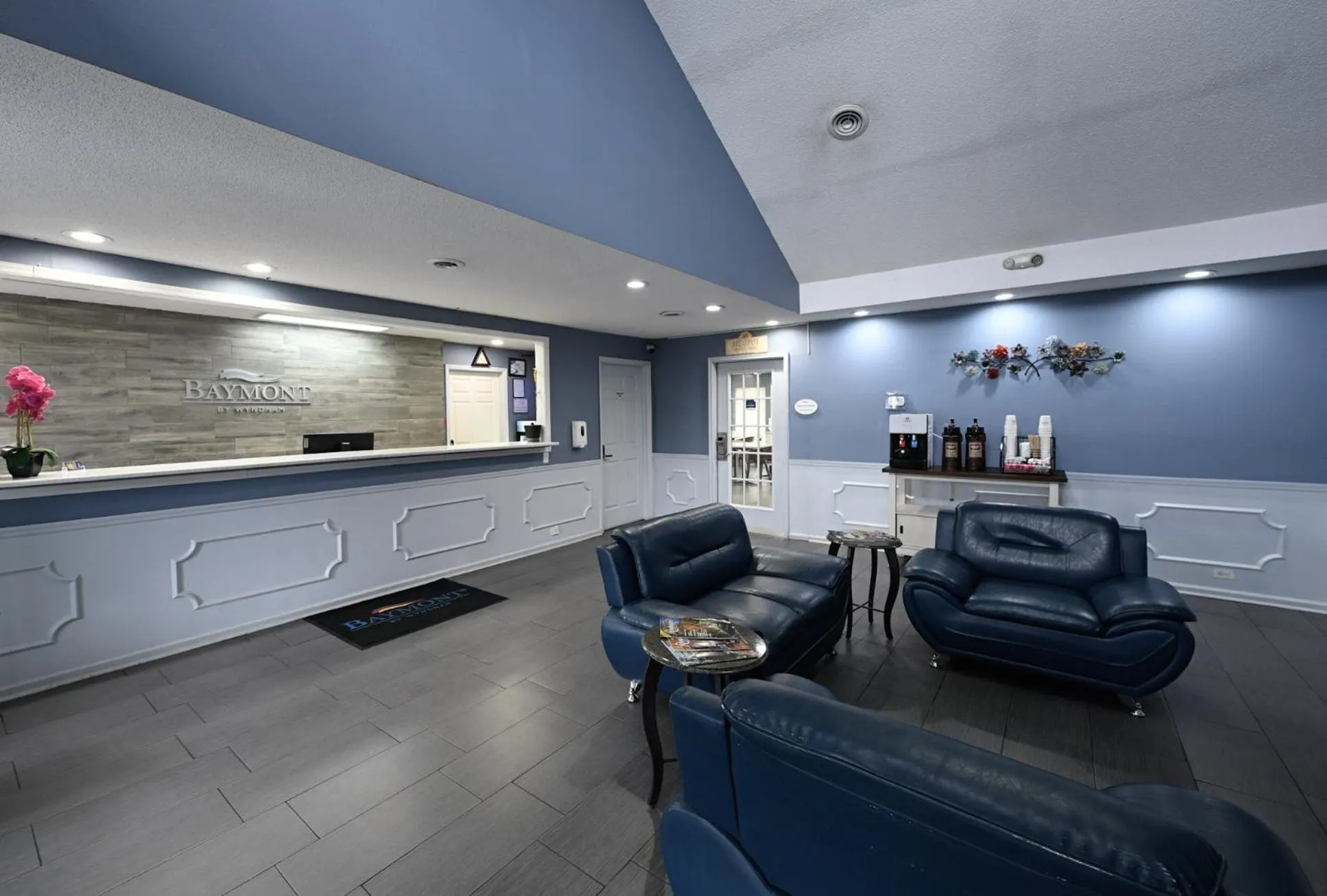 Communal lounge/ TV room in Baymont by Wyndham Warner Robins