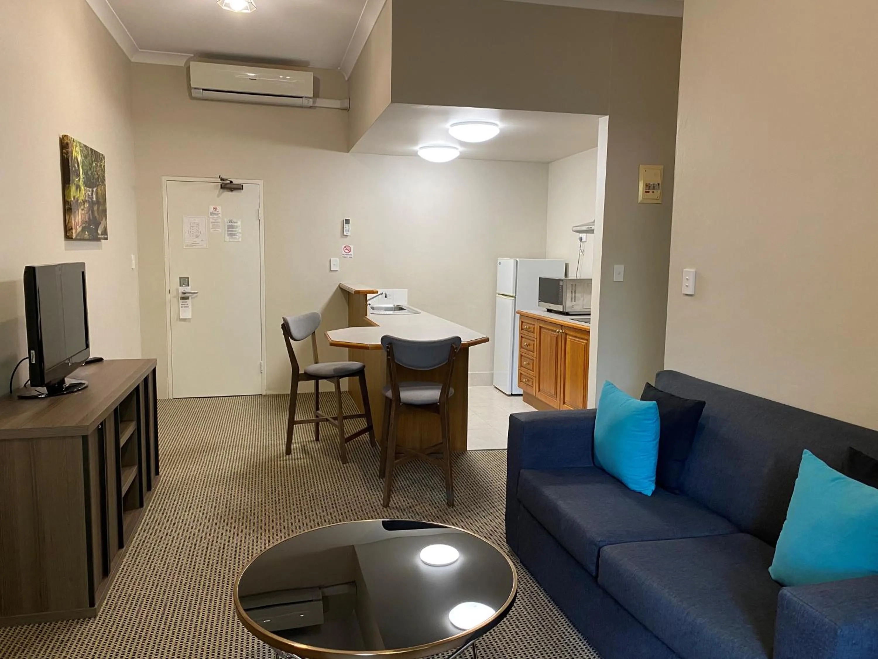 Kitchen or kitchenette in The Belmore Apartments Hotel