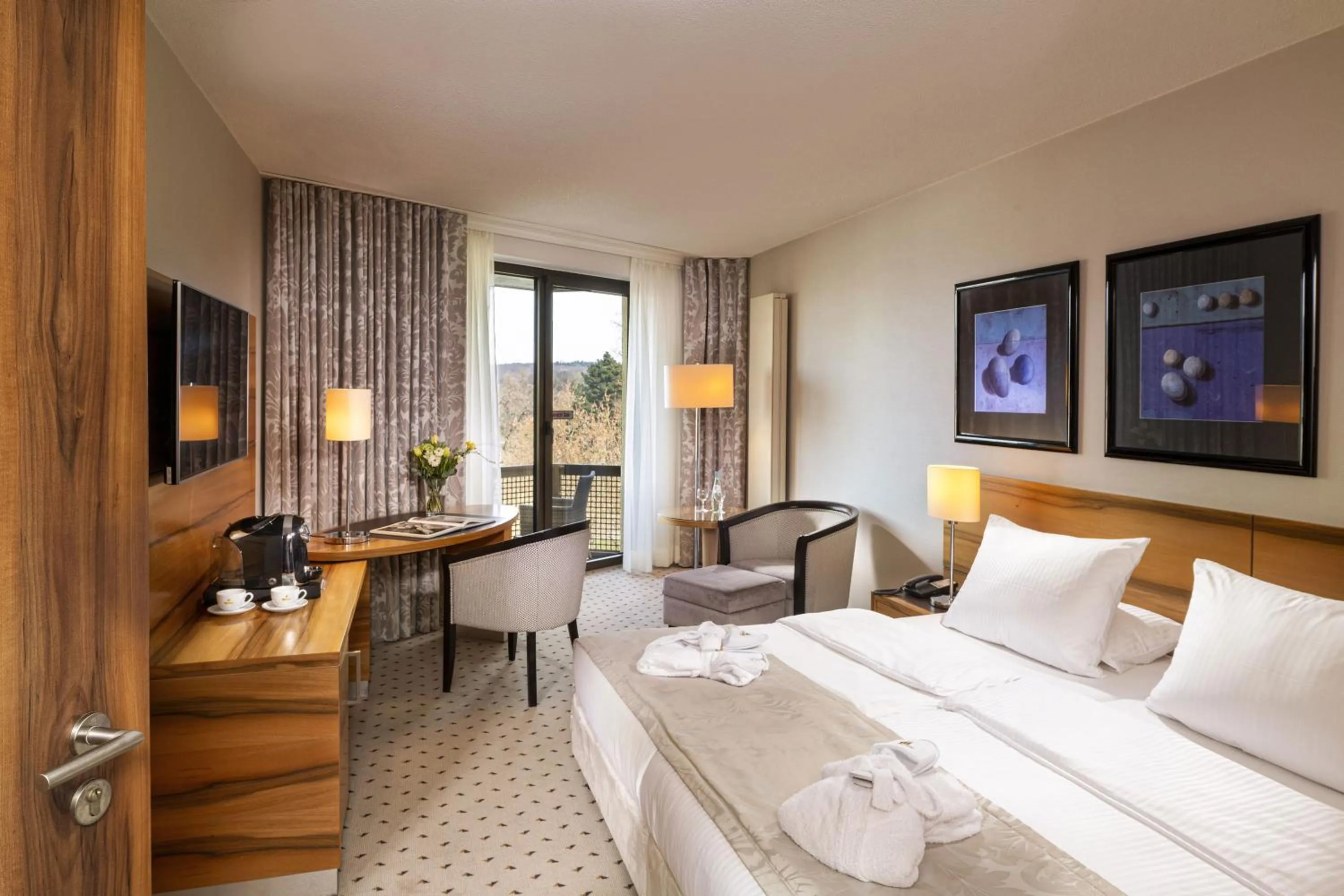 Photo of the whole room, Bed in Maritim Hotel Bad Homburg