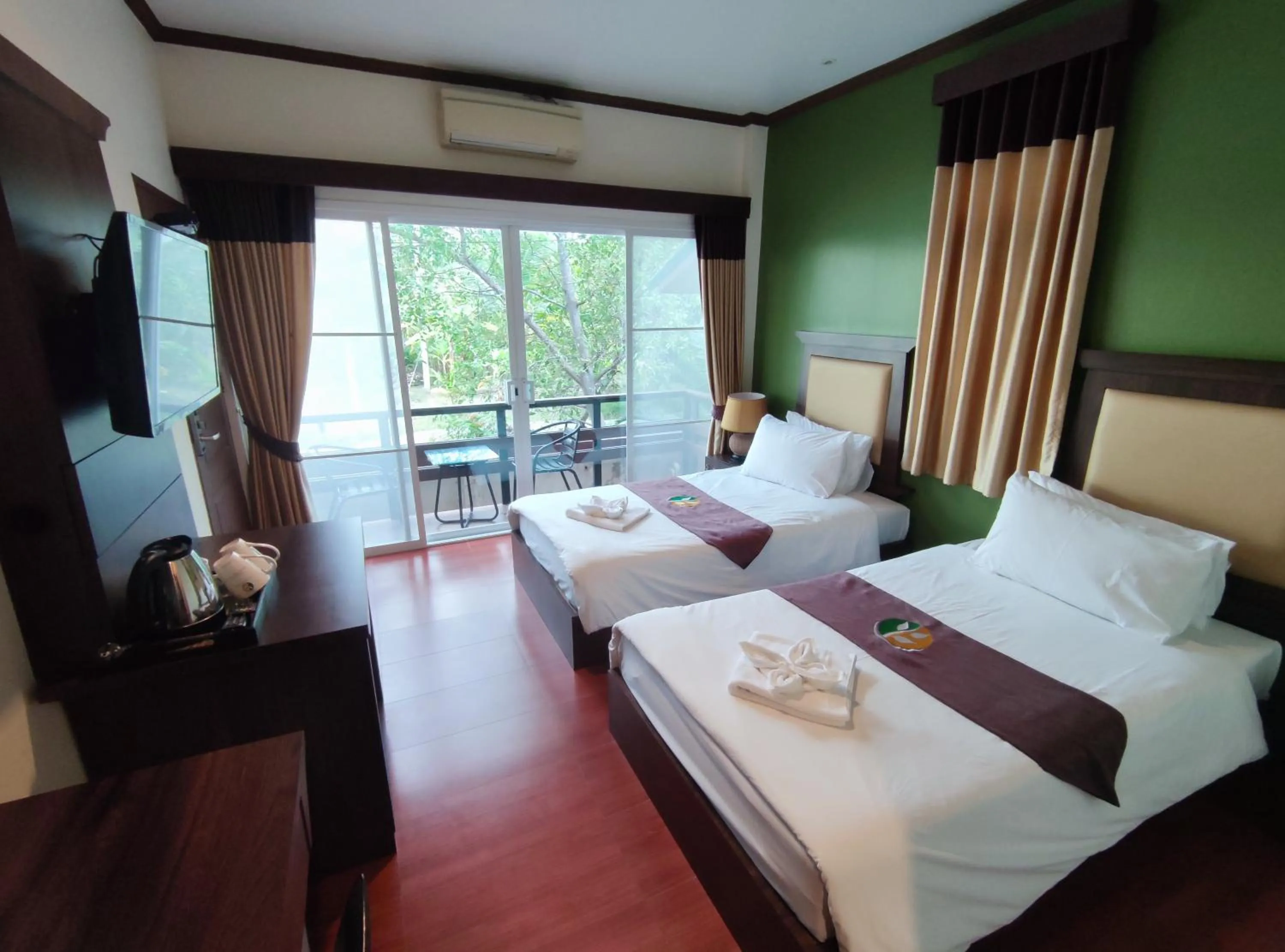 Photo of the whole room, Bed in Baantip Suantong