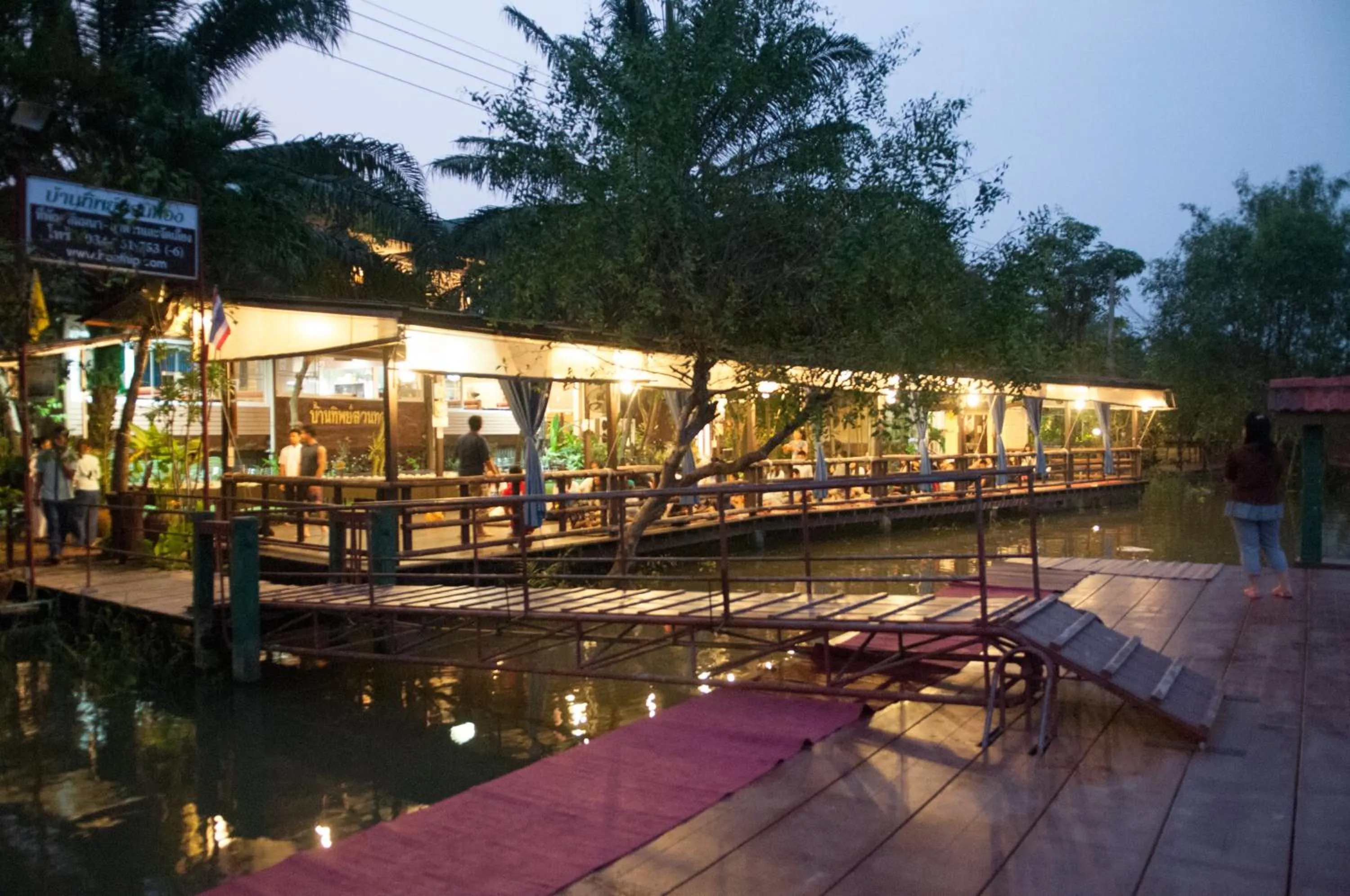 Restaurant/places to eat in Baantip Suantong