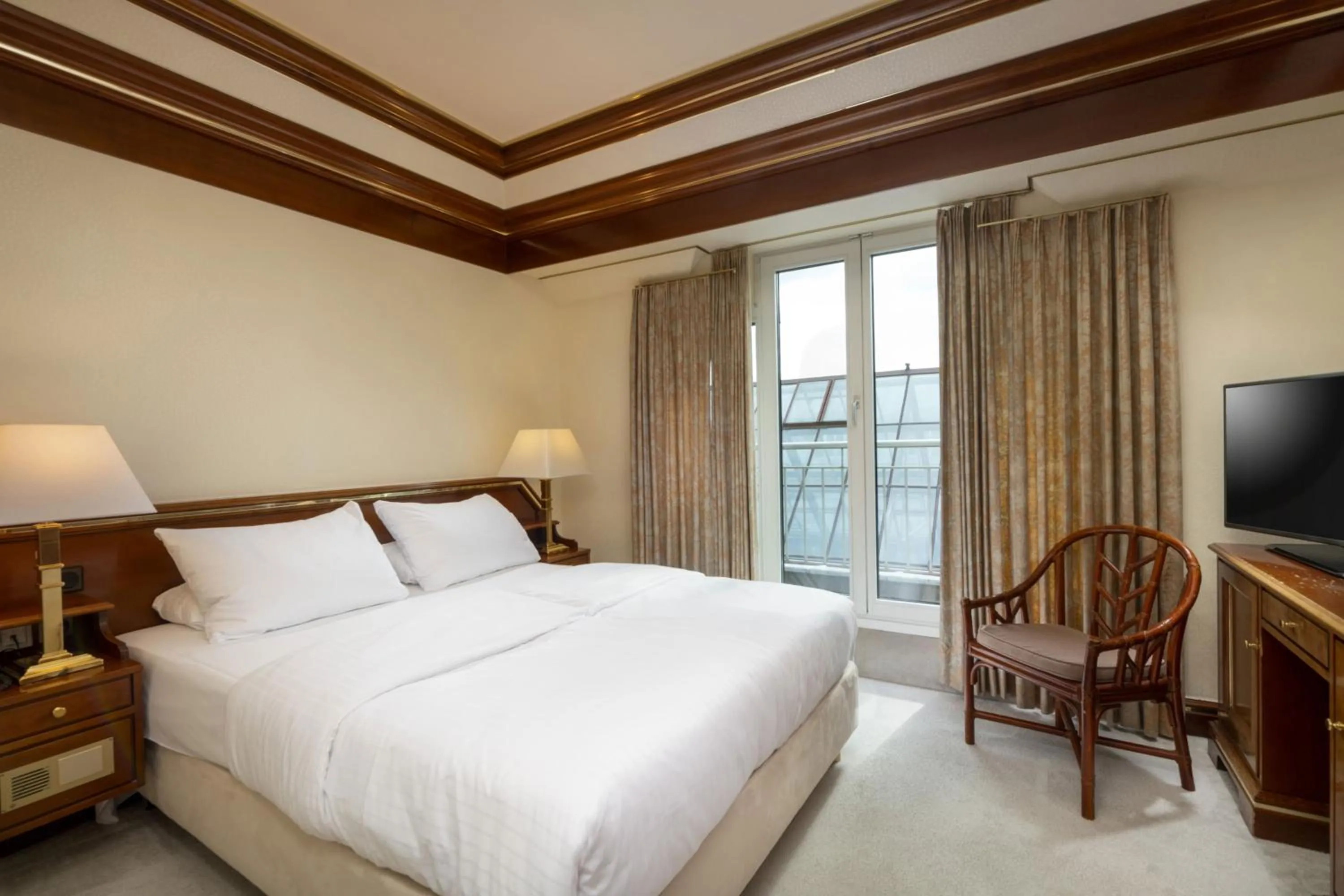 Bedroom, Bed in Maritim Hotel Köln