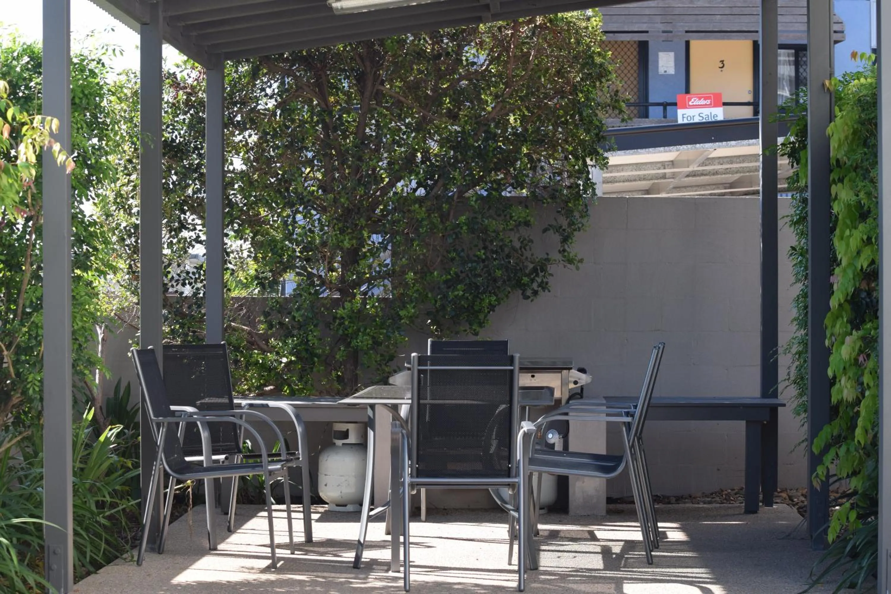 BBQ facilities in Gladstone Heights Executive Apartments