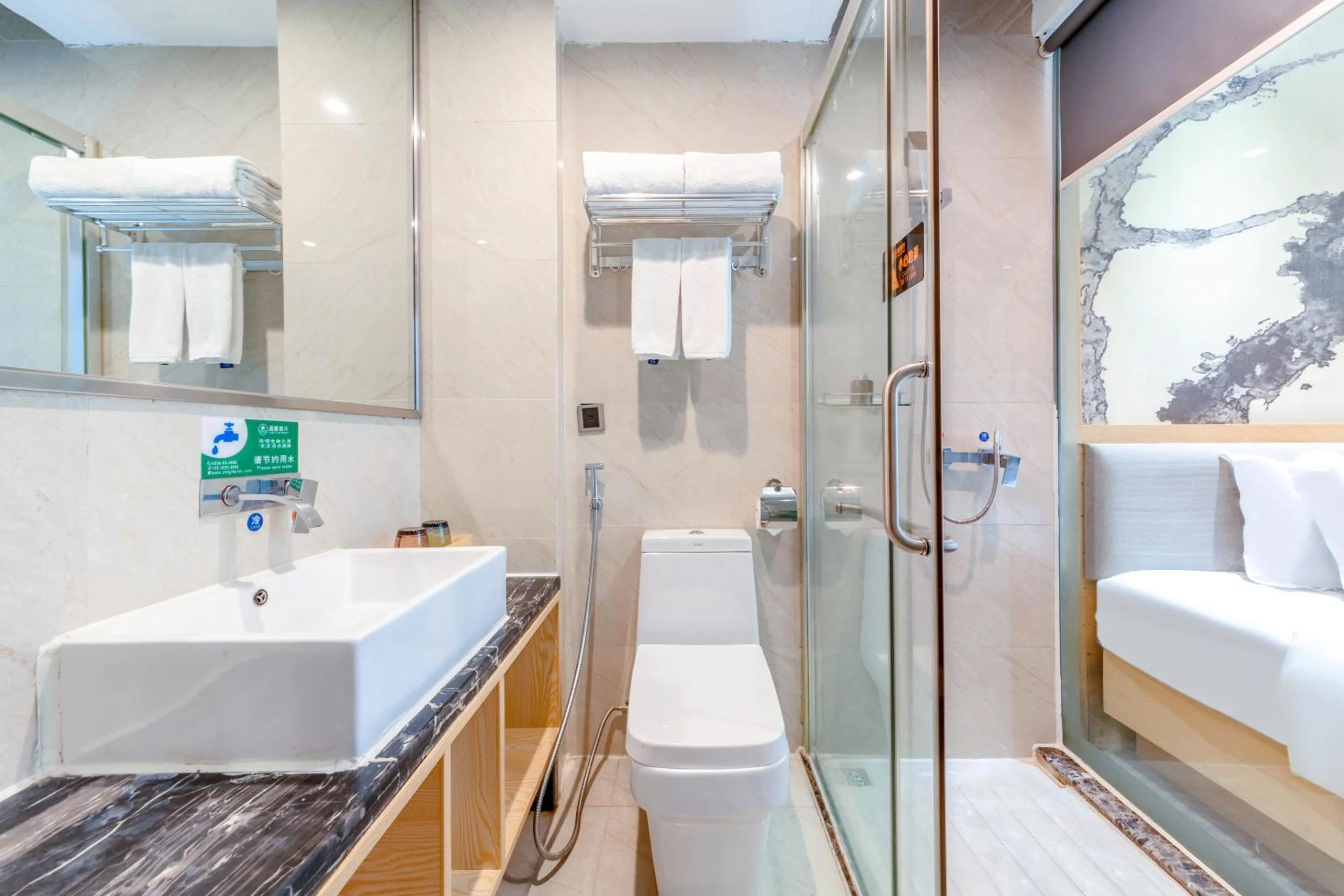 Shower in Xinghe Yuezhi S Hotel to Guangzhou Yuexiu Park Railway Station Subway station