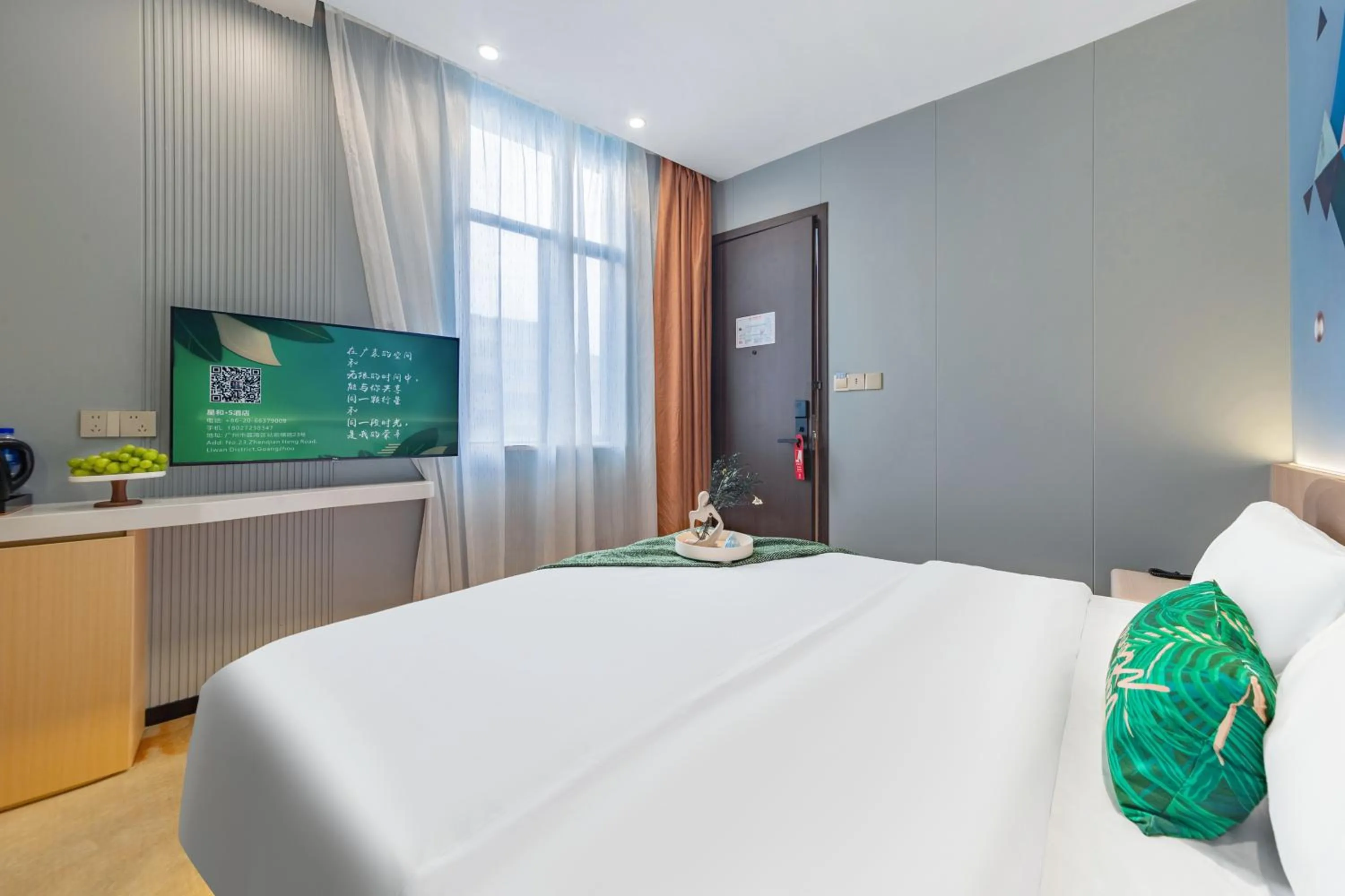 Communal lounge/ TV room, Bed in Xinghe Yuezhi S Hotel to Guangzhou Yuexiu Park Railway Station Subway station