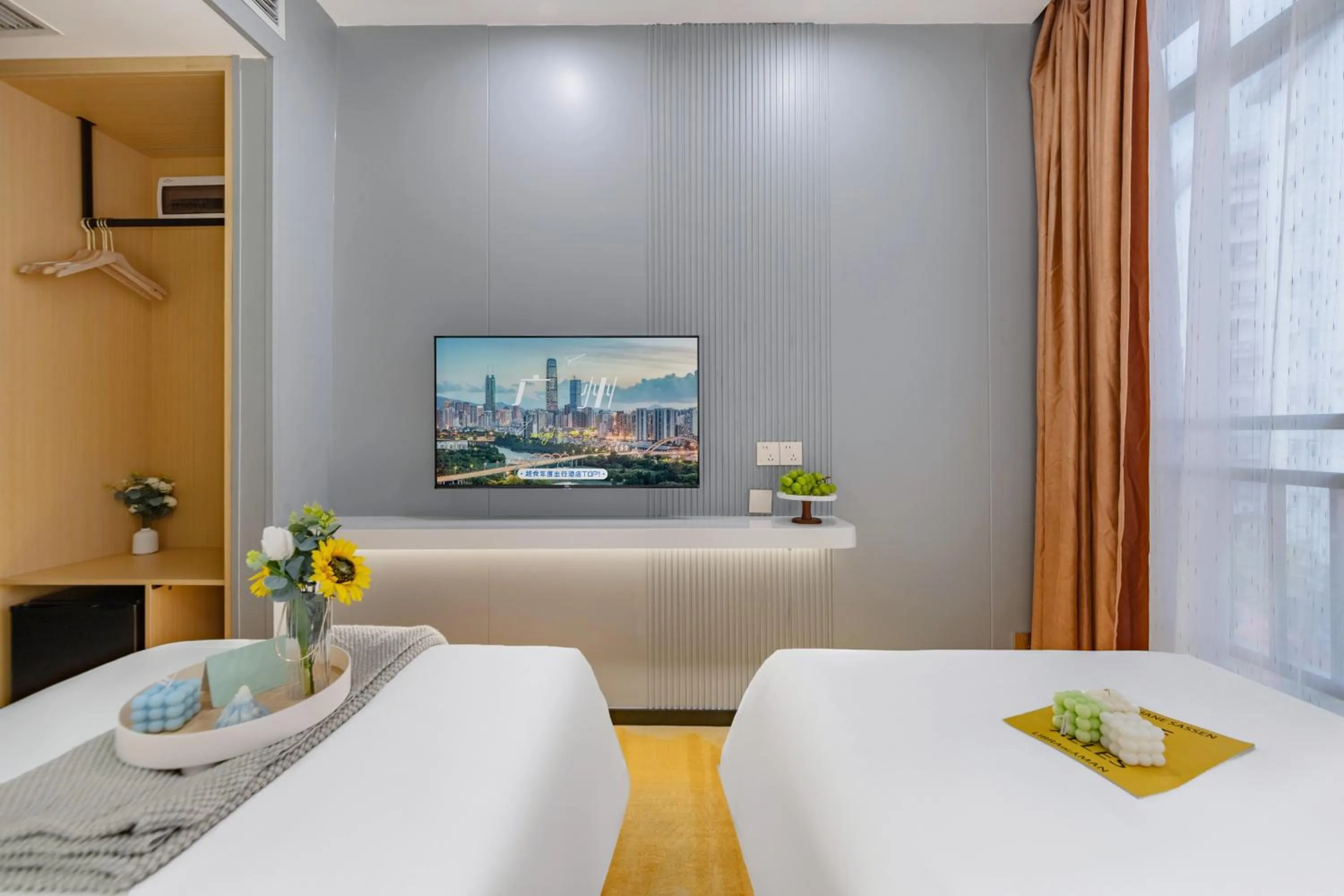 Bed in Xinghe Yuezhi S Hotel to Guangzhou Yuexiu Park Railway Station Subway station