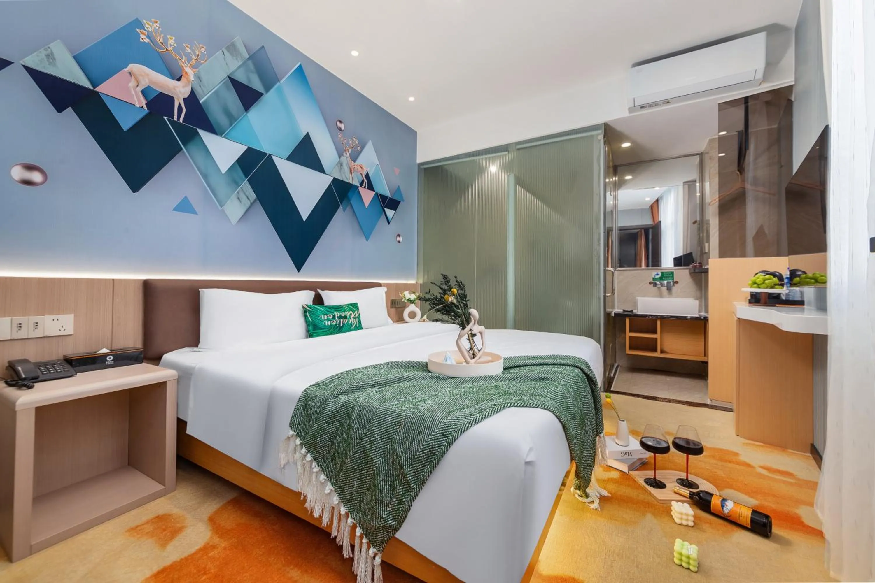 Bed in Xinghe Yuezhi S Hotel to Guangzhou Yuexiu Park Railway Station Subway station