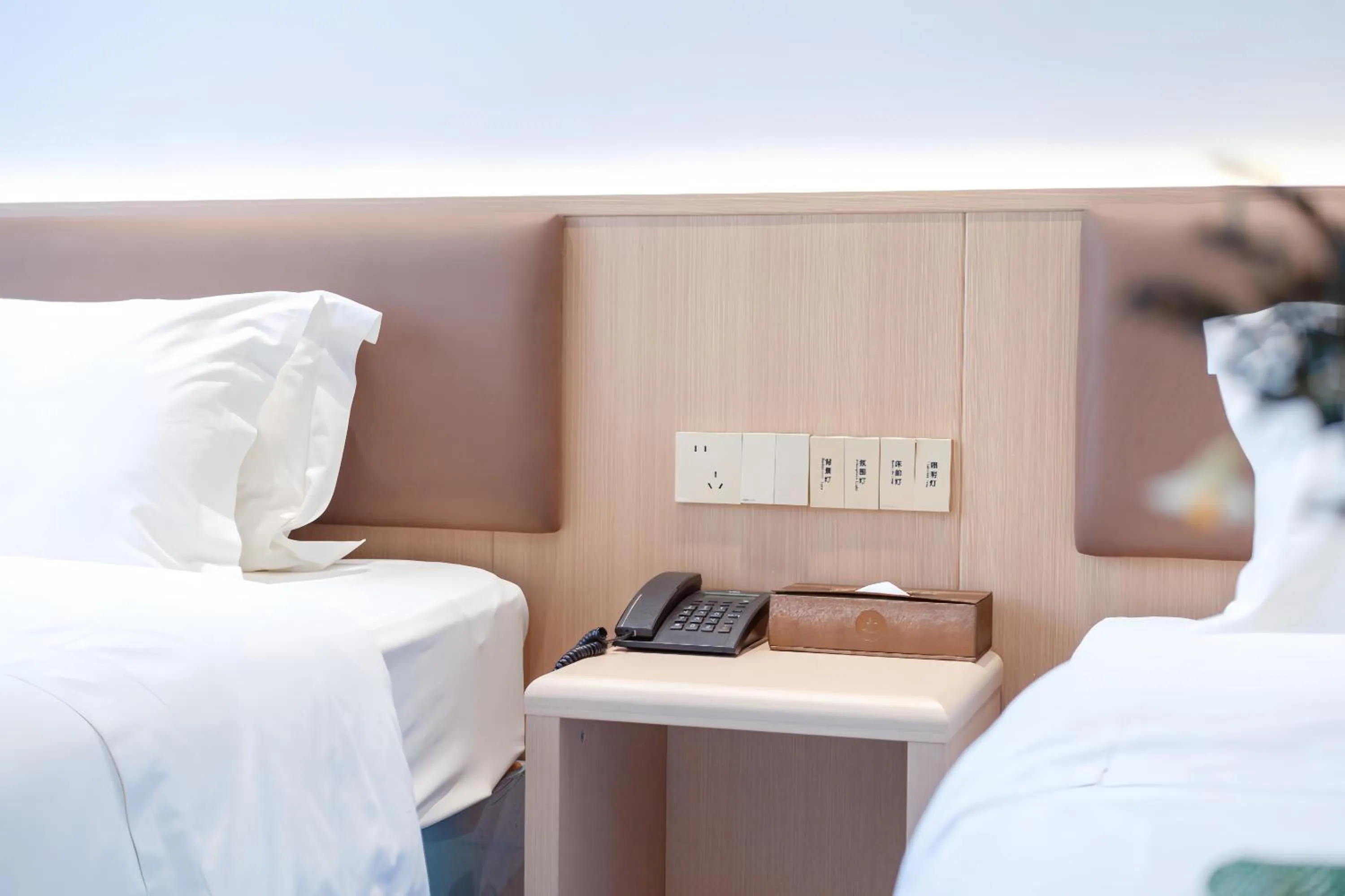 Bed in Xinghe Yuezhi S Hotel to Guangzhou Yuexiu Park Railway Station Subway station