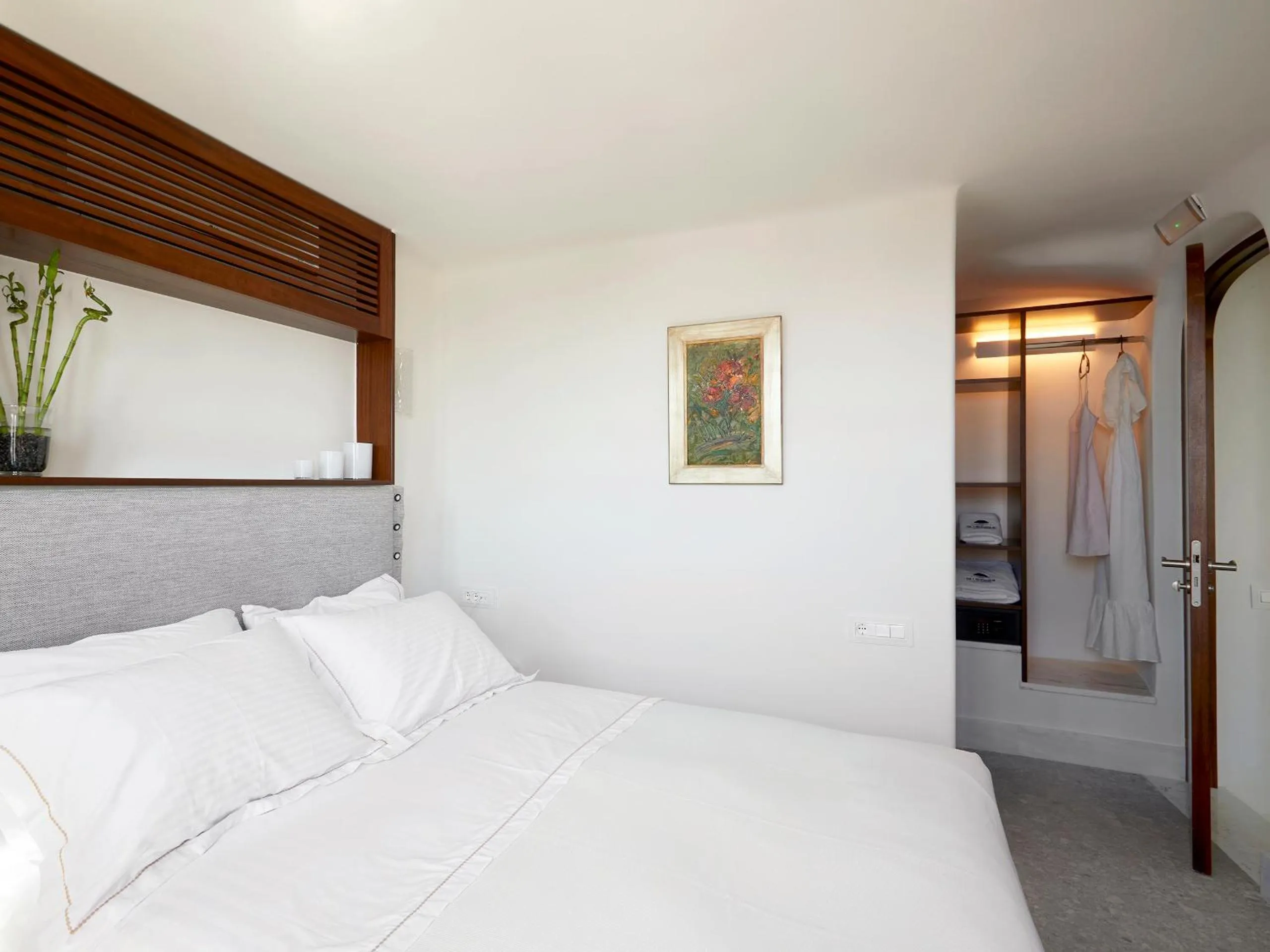 Bed in Luxury Villa Blue Dome Santorini