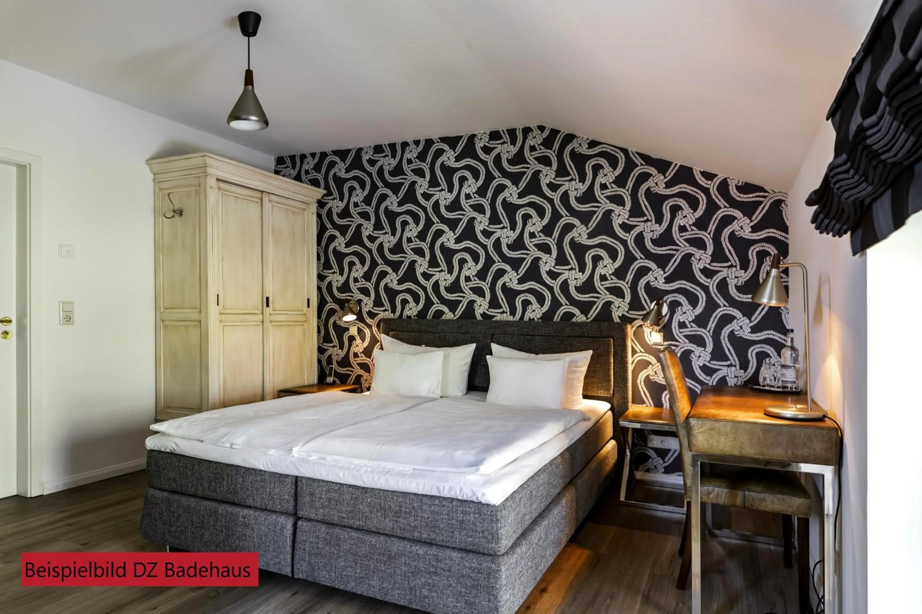 Photo of the whole room, Bed in Hotel & Restaurant Villa Ulmenhof