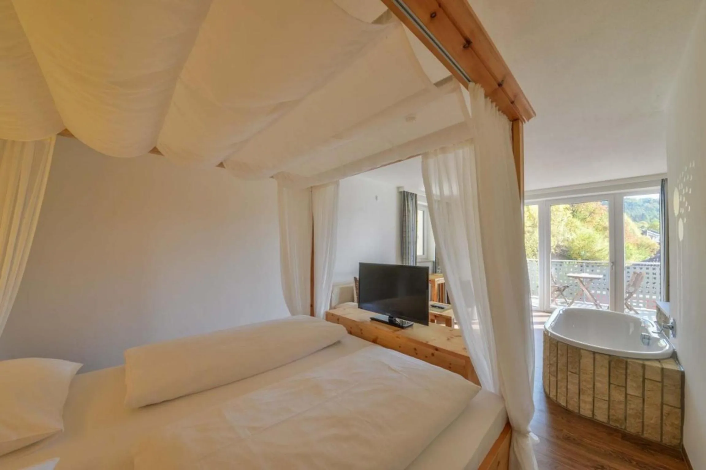 Photo of the whole room, Bed in Hotel Gasthof Heckl