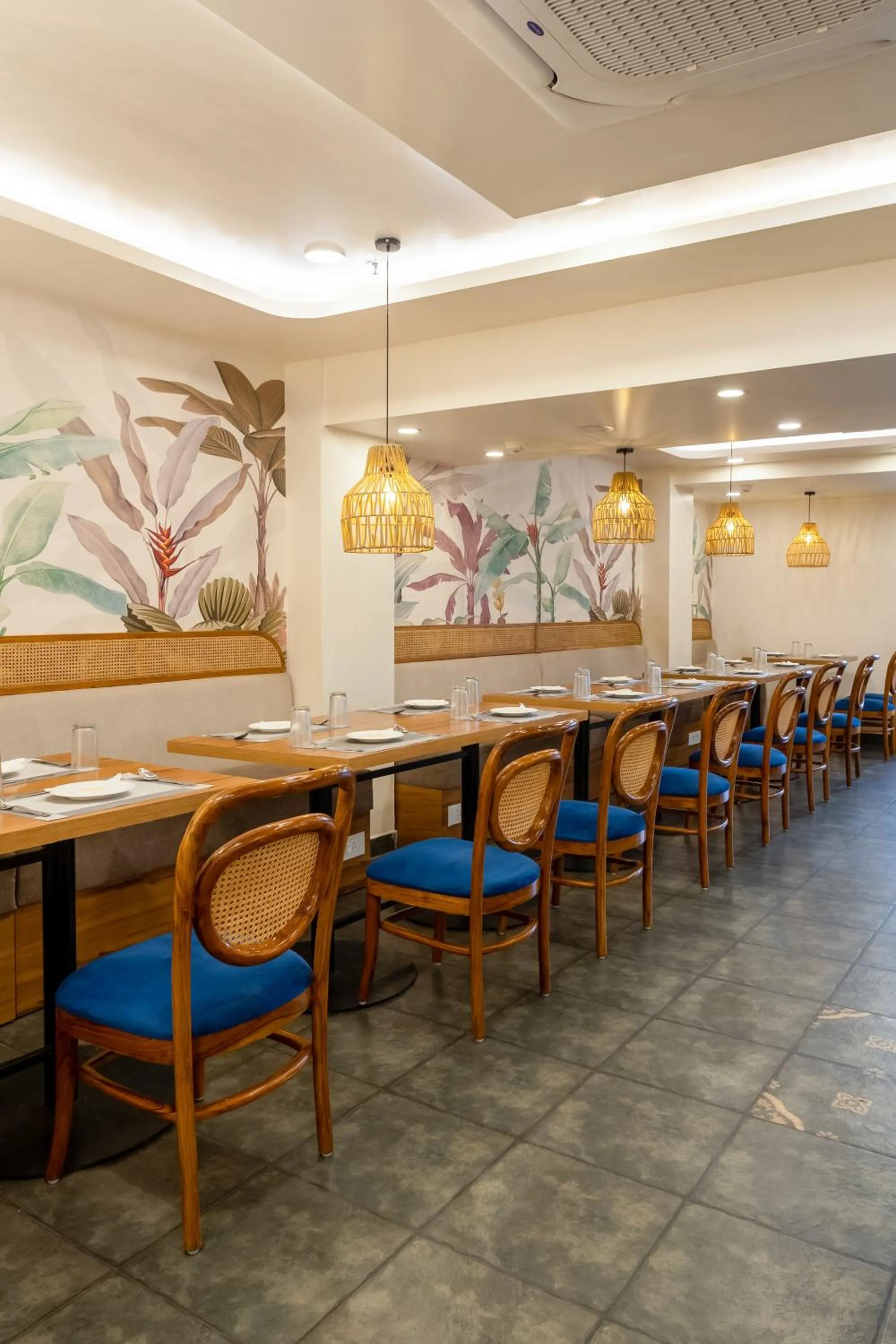 Restaurant/places to eat in PK Boutique Hotel Noida Expressway