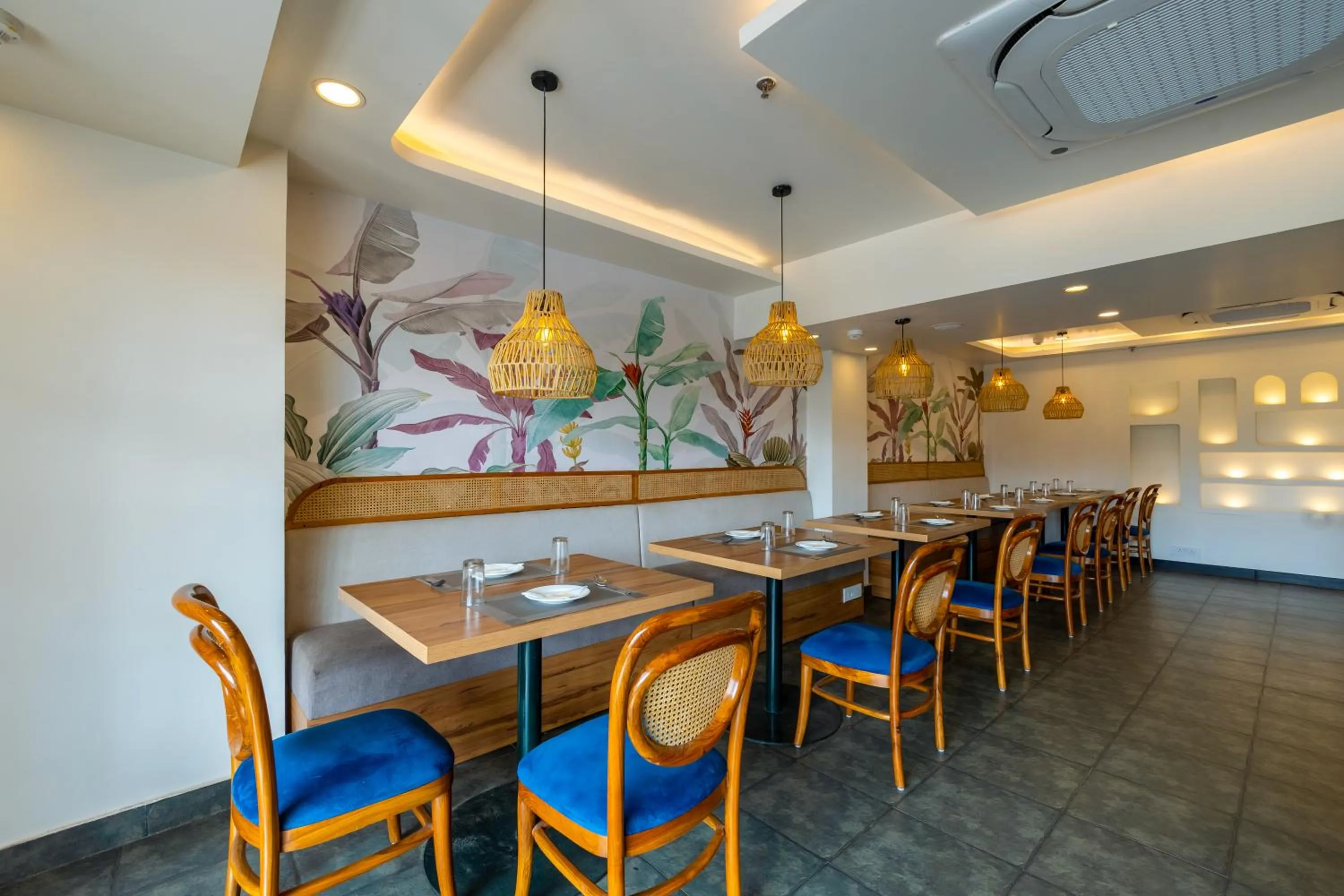 Restaurant/places to eat in PK Boutique Hotel Noida Expressway