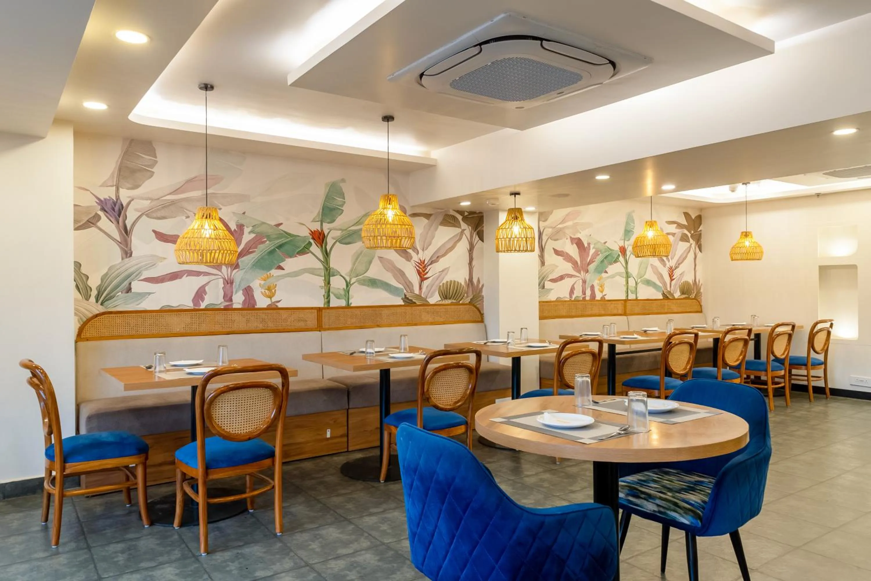 Restaurant/places to eat in PK Boutique Hotel Noida Expressway