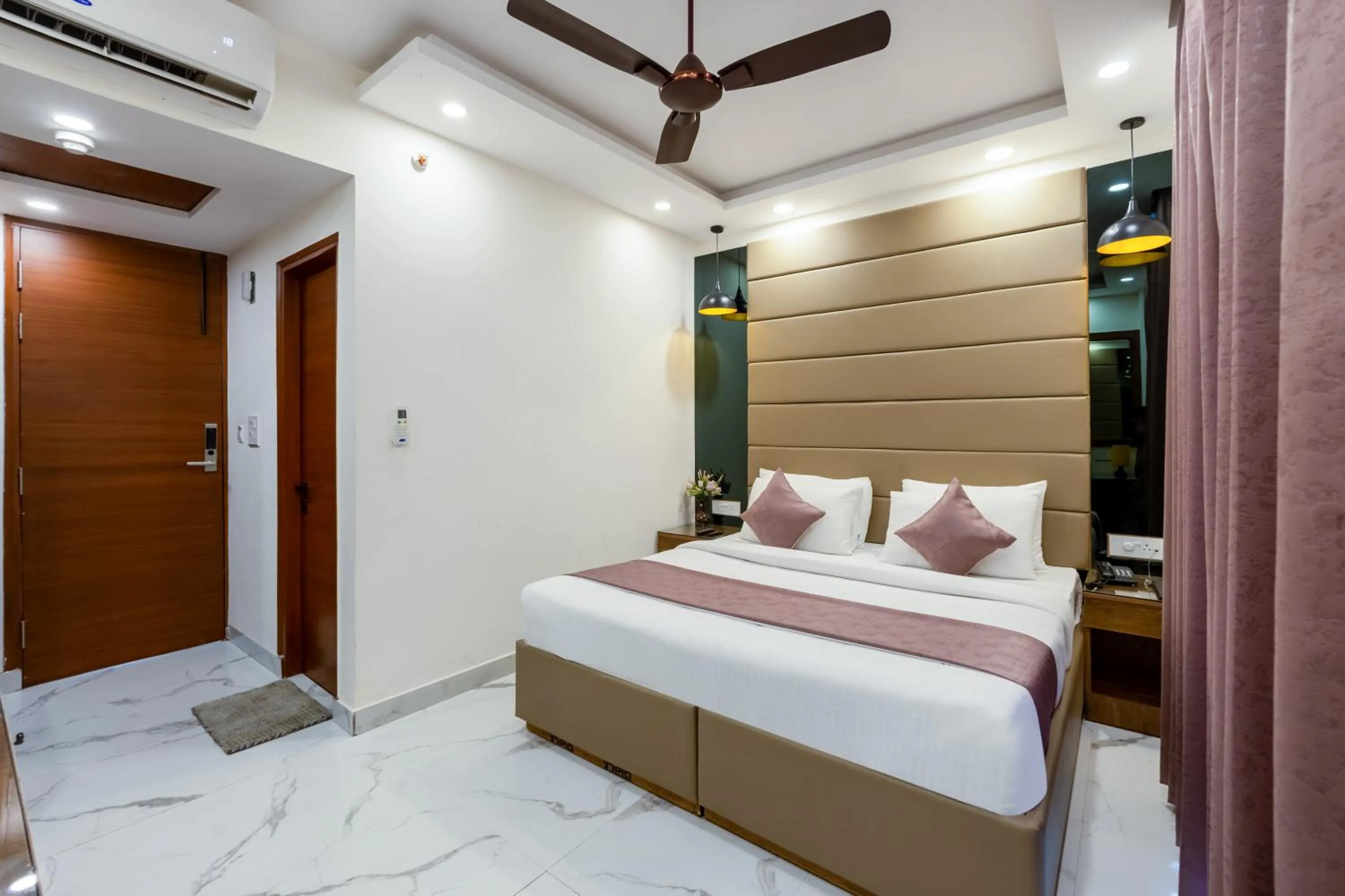 Bed in PK Boutique Hotel Noida Expressway