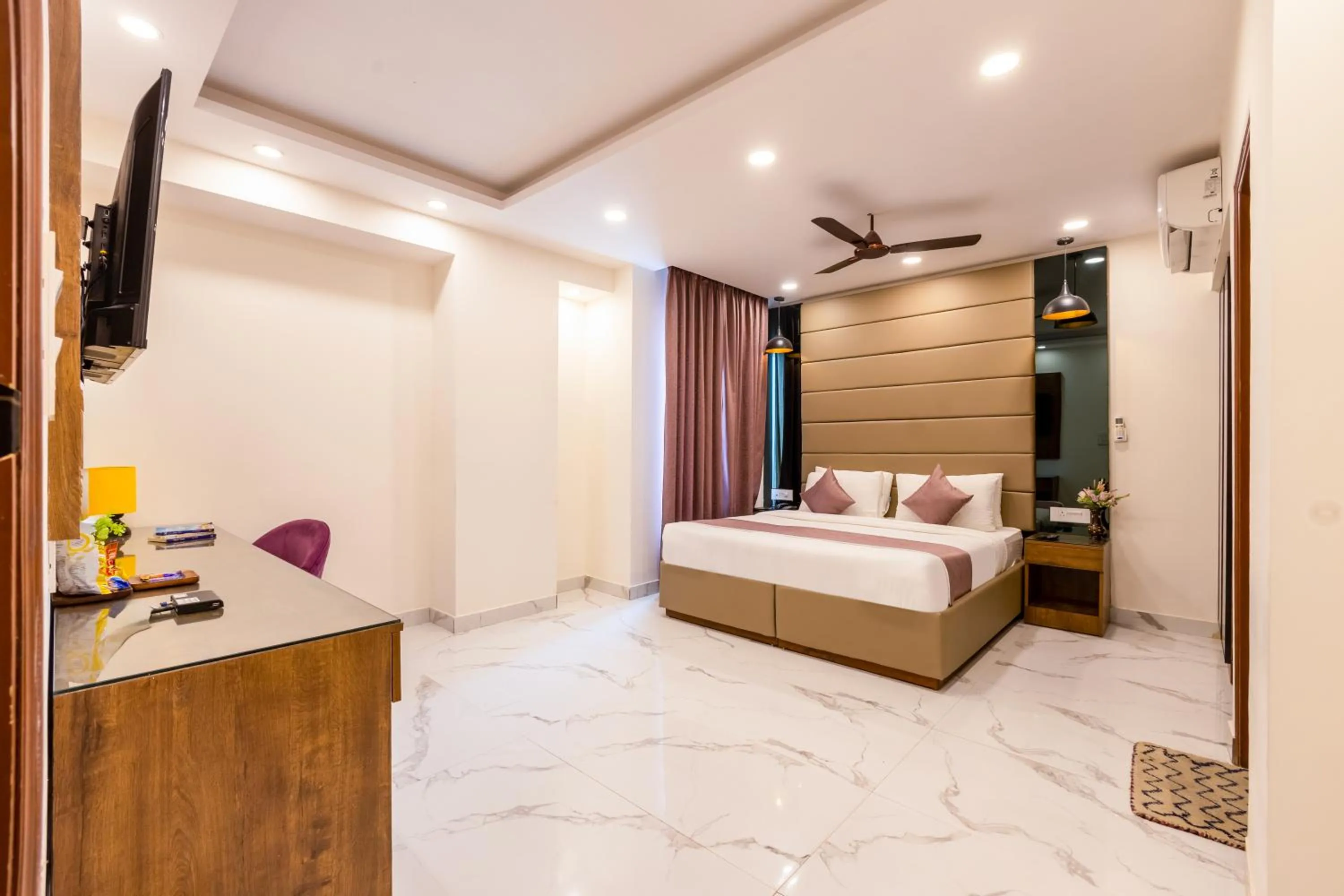 Bed in PK Boutique Hotel Noida Expressway