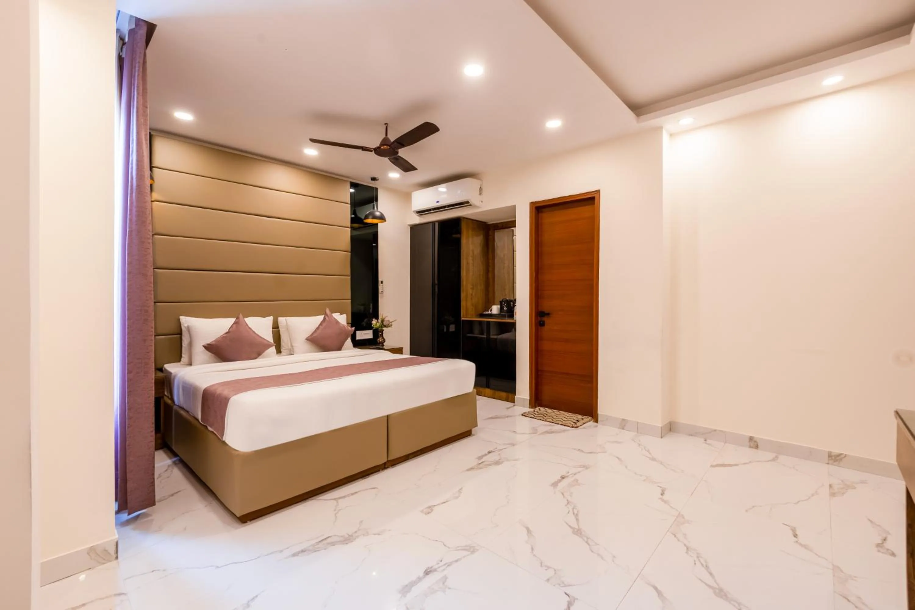 Bed in PK Boutique Hotel Noida Expressway