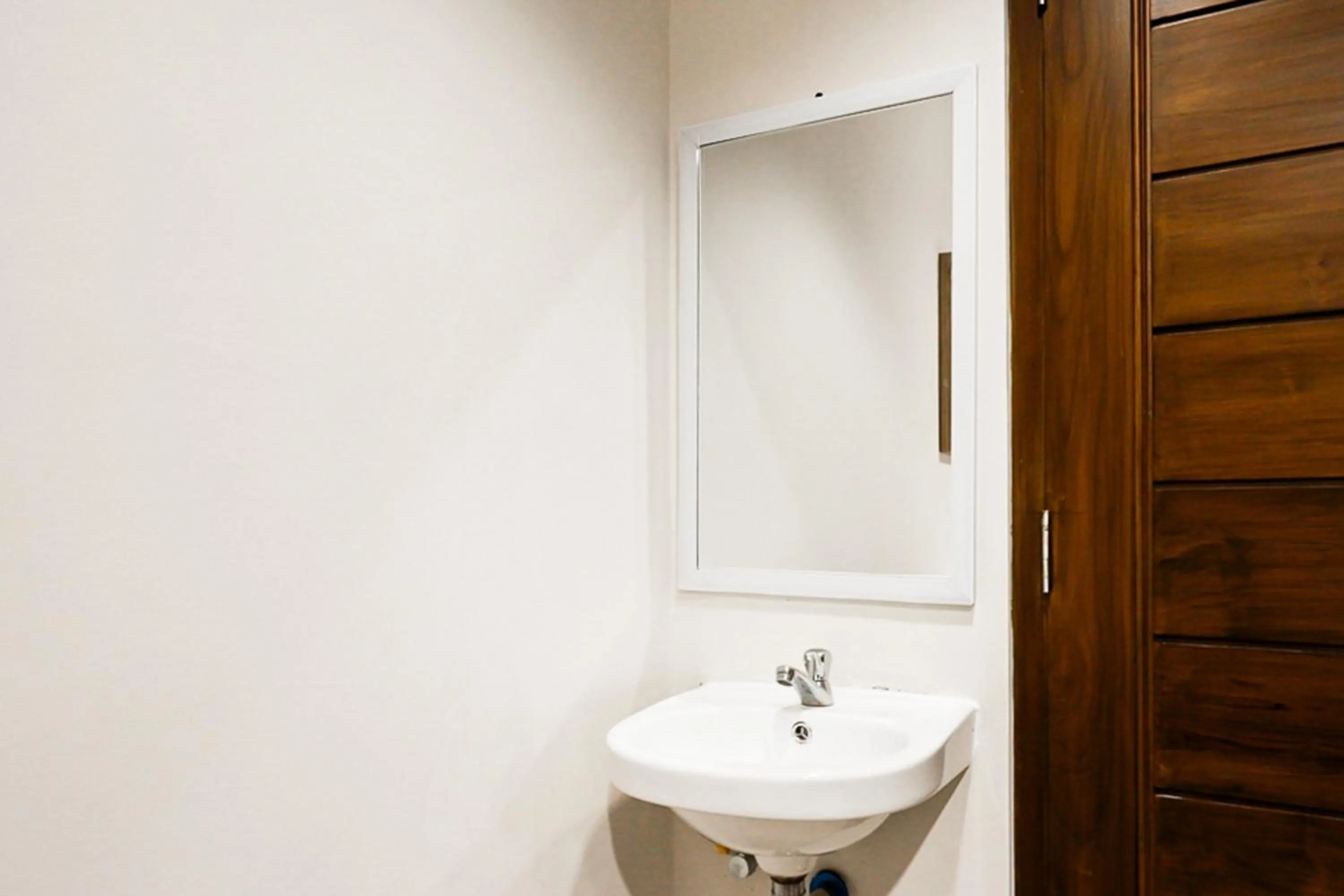 Bathroom in RedDoorz near Sleman City Hall 2