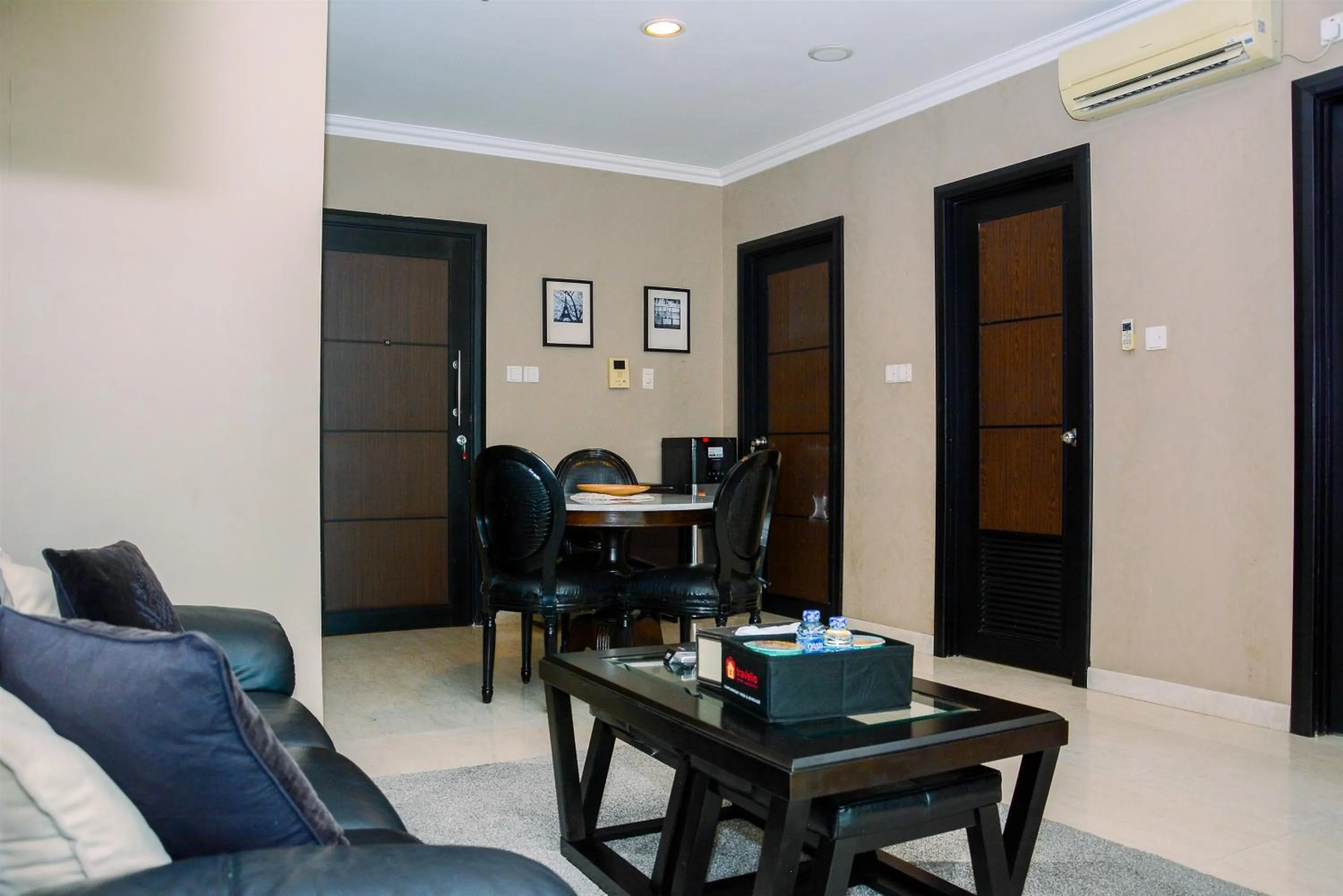 Living room in Modern and Luxurious 2BR Essence Dharmawangsa Apartment By Travelio