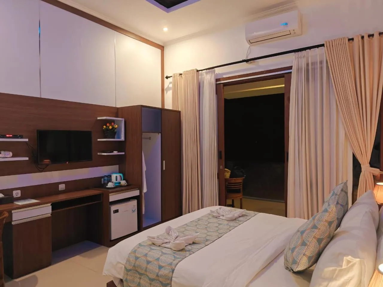 Bed in Nusa Sedayu Hotel By Ocean View