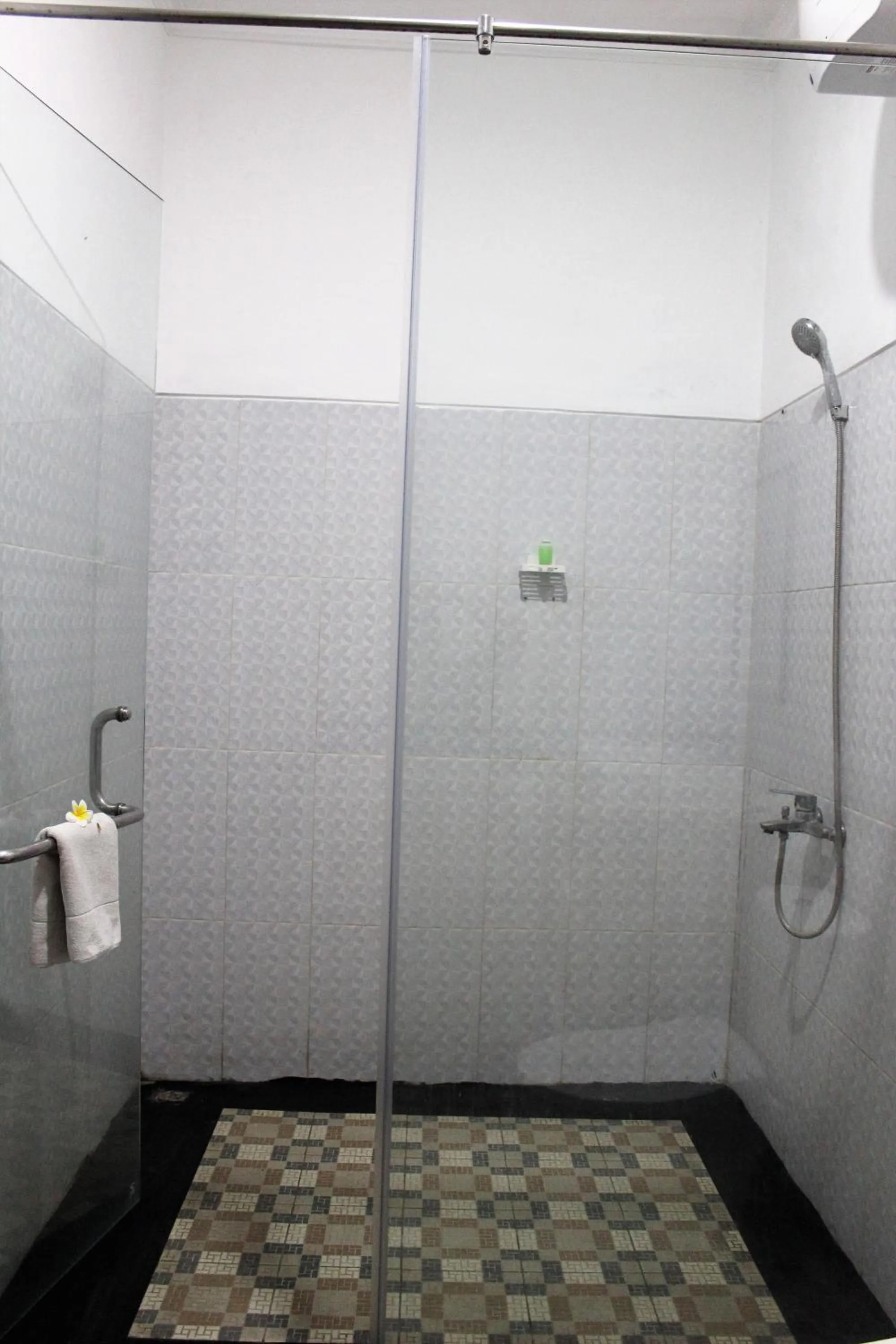 Shower in Nusa Sedayu Hotel By Ocean View
