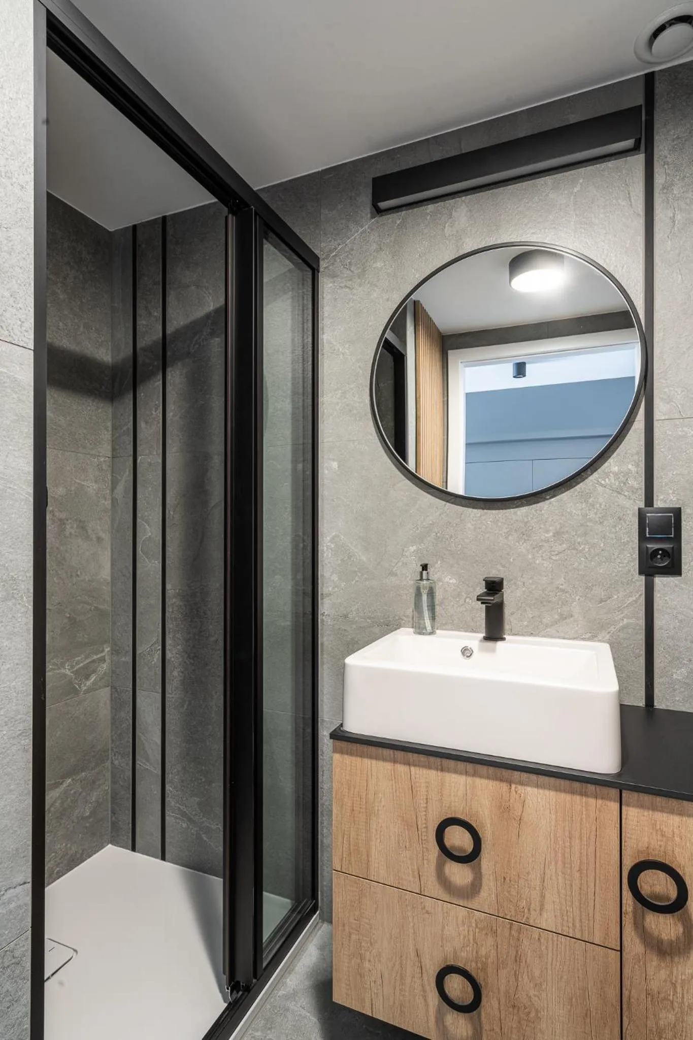 Shower in RentPlanet - Apartamenty Zarembowicza