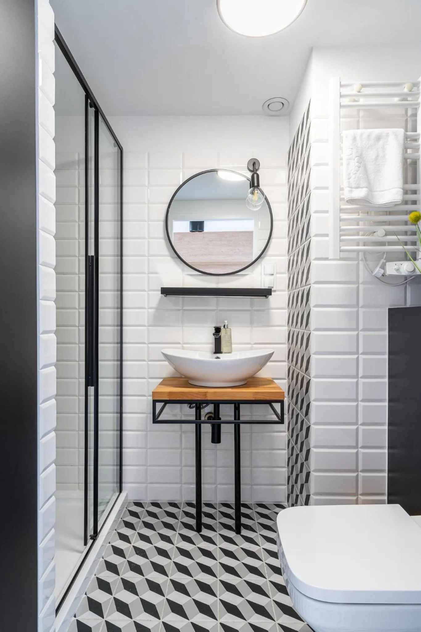 Shower in RentPlanet - Apartamenty Zarembowicza