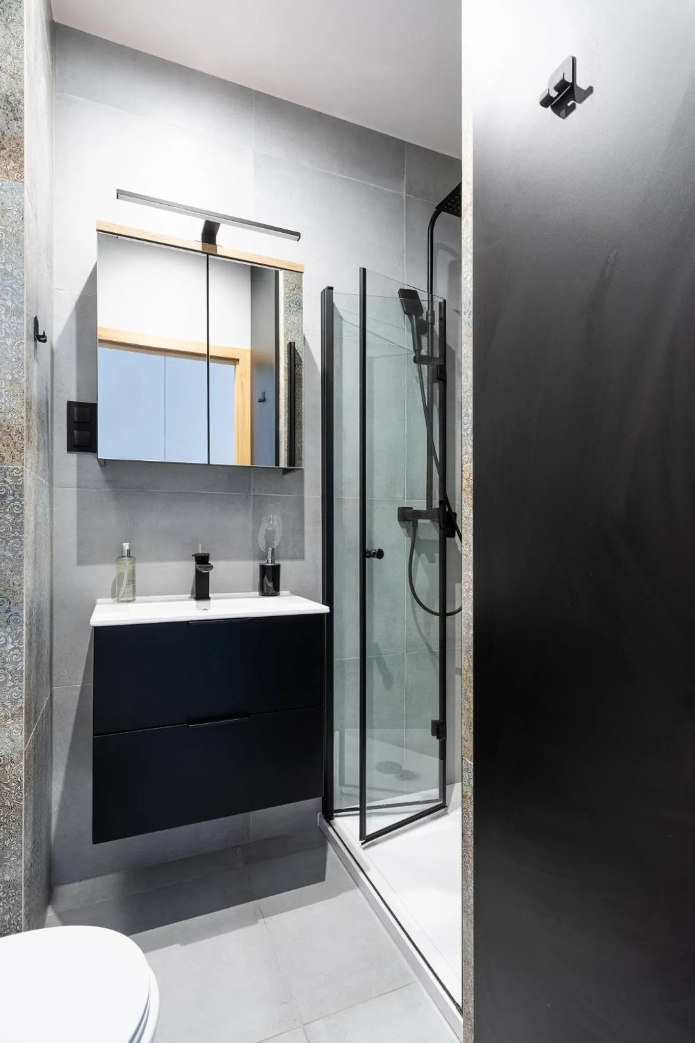 Shower in RentPlanet - Apartamenty Zarembowicza