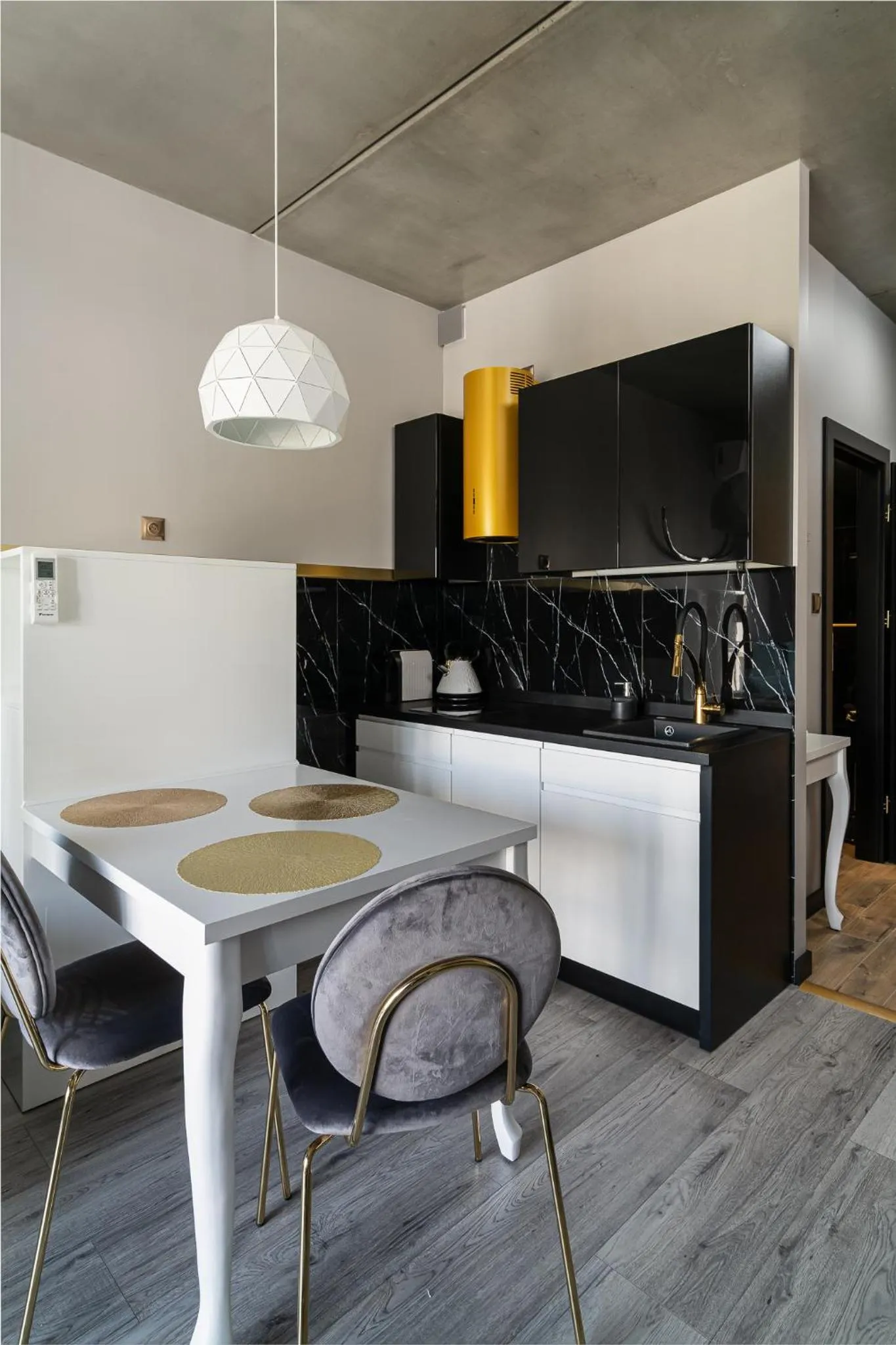 Kitchen or kitchenette in RentPlanet - Apartamenty Zarembowicza