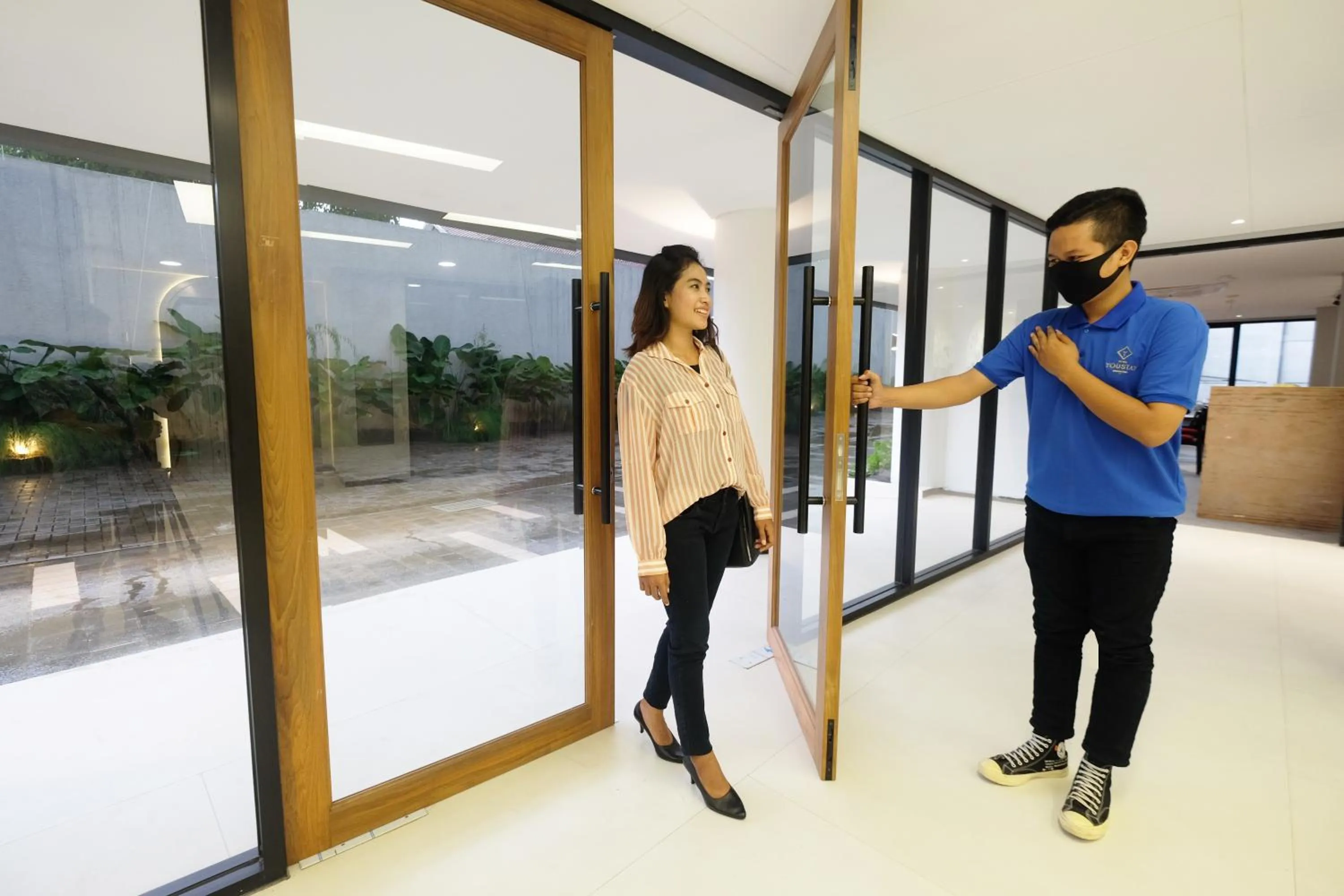 Lobby or reception in Hotel Youstay Semarang by Sinergi