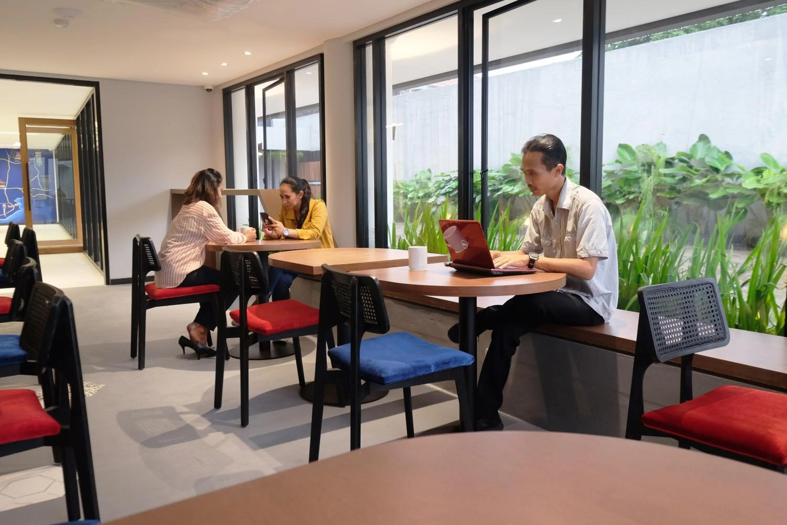 Dining area in Hotel Youstay Semarang by Sinergi