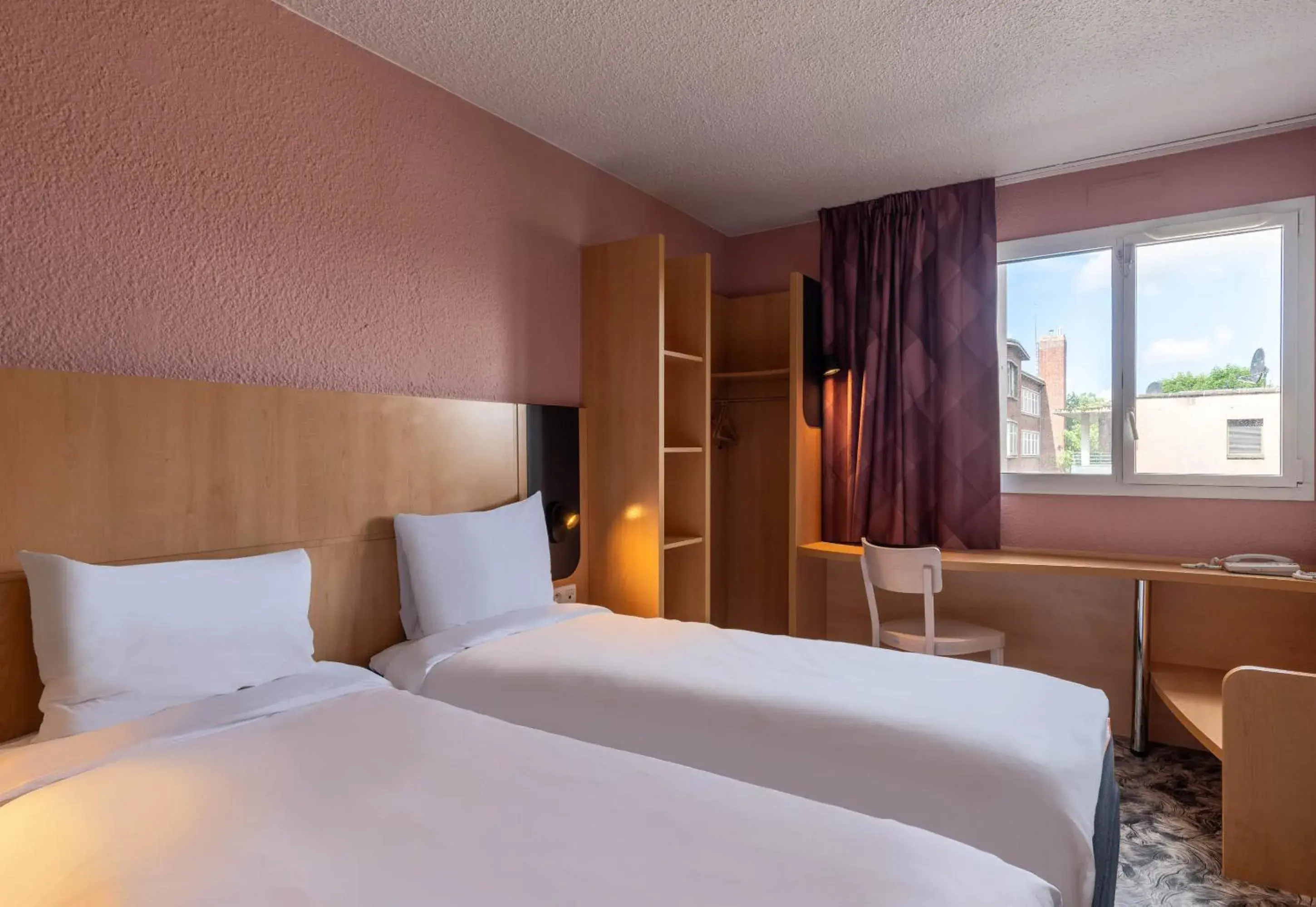 Triple Room in B&B HOTEL Amiens Centre Cathédrale Triple Room in B&B HOTEL Amiens Centre Cathédrale