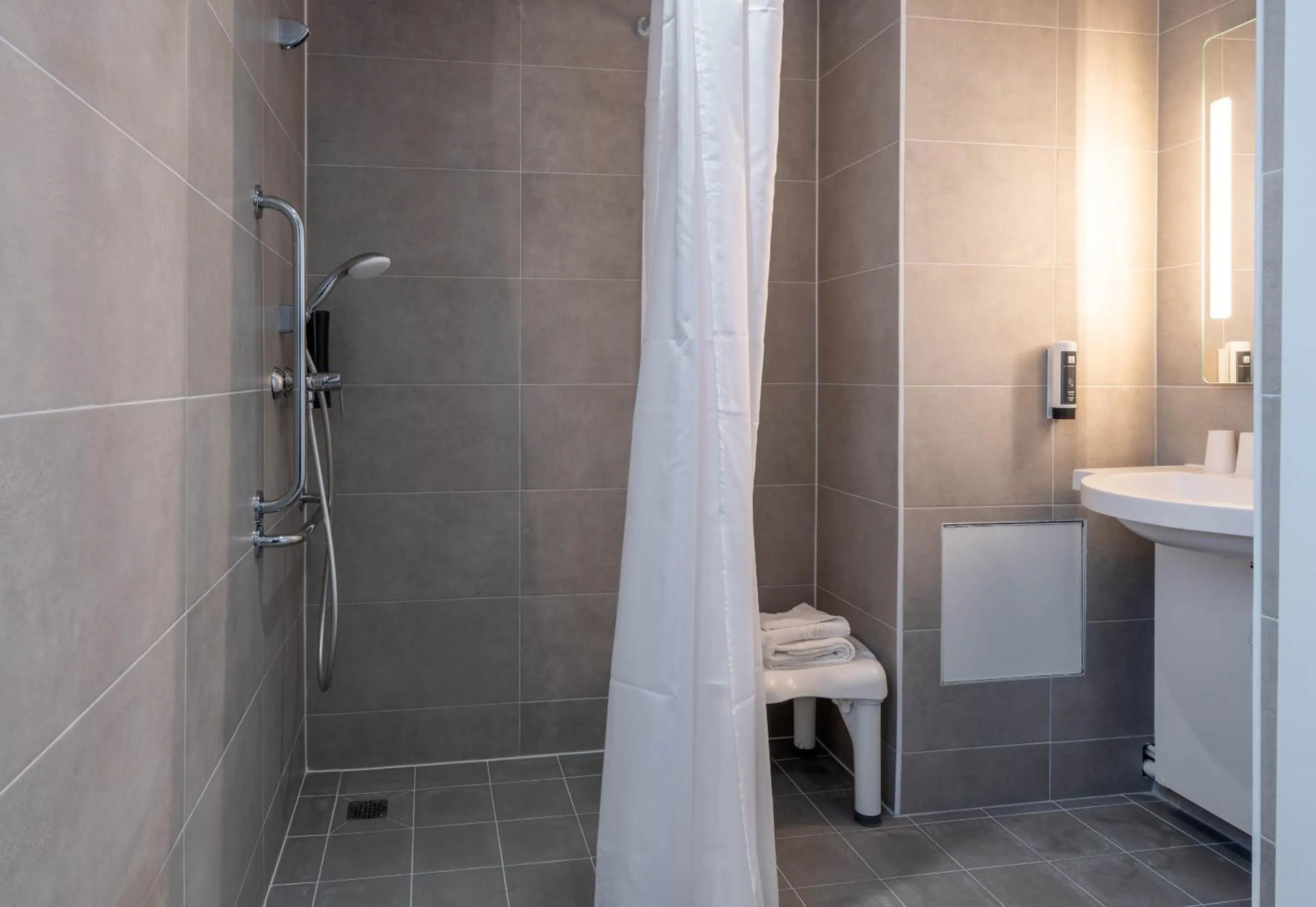 Bathroom in B&B HOTEL Amiens Centre Cathédrale