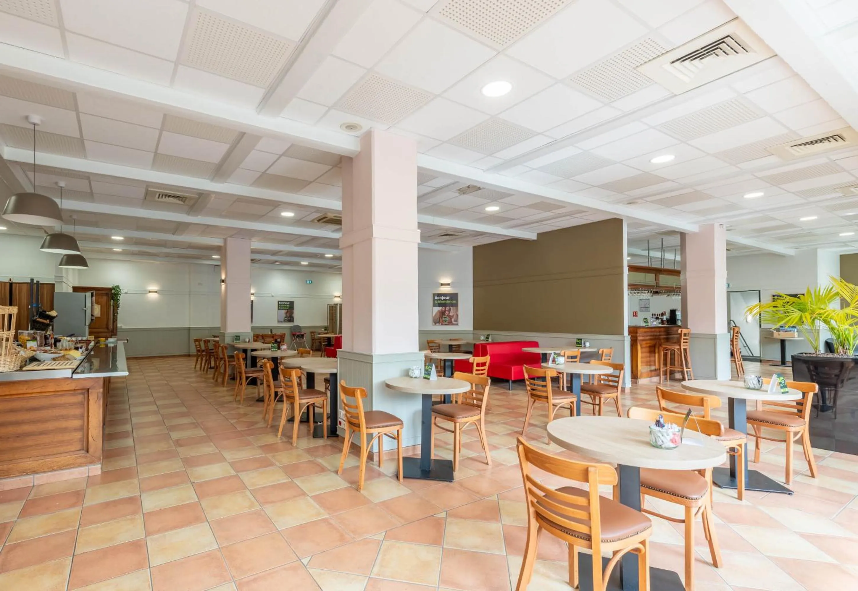 Restaurant/places to eat in B&B HOTEL Amiens Centre Cathédrale