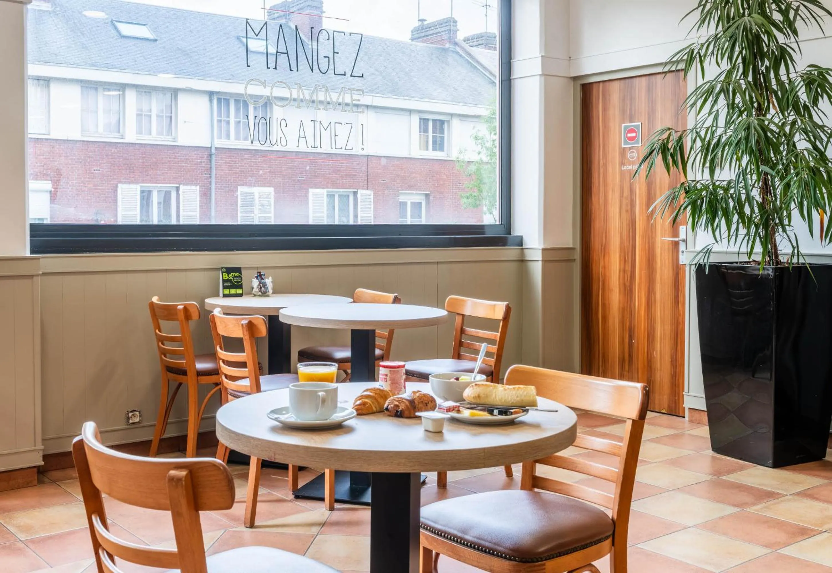 Buffet breakfast in B&B HOTEL Amiens Centre Cathédrale