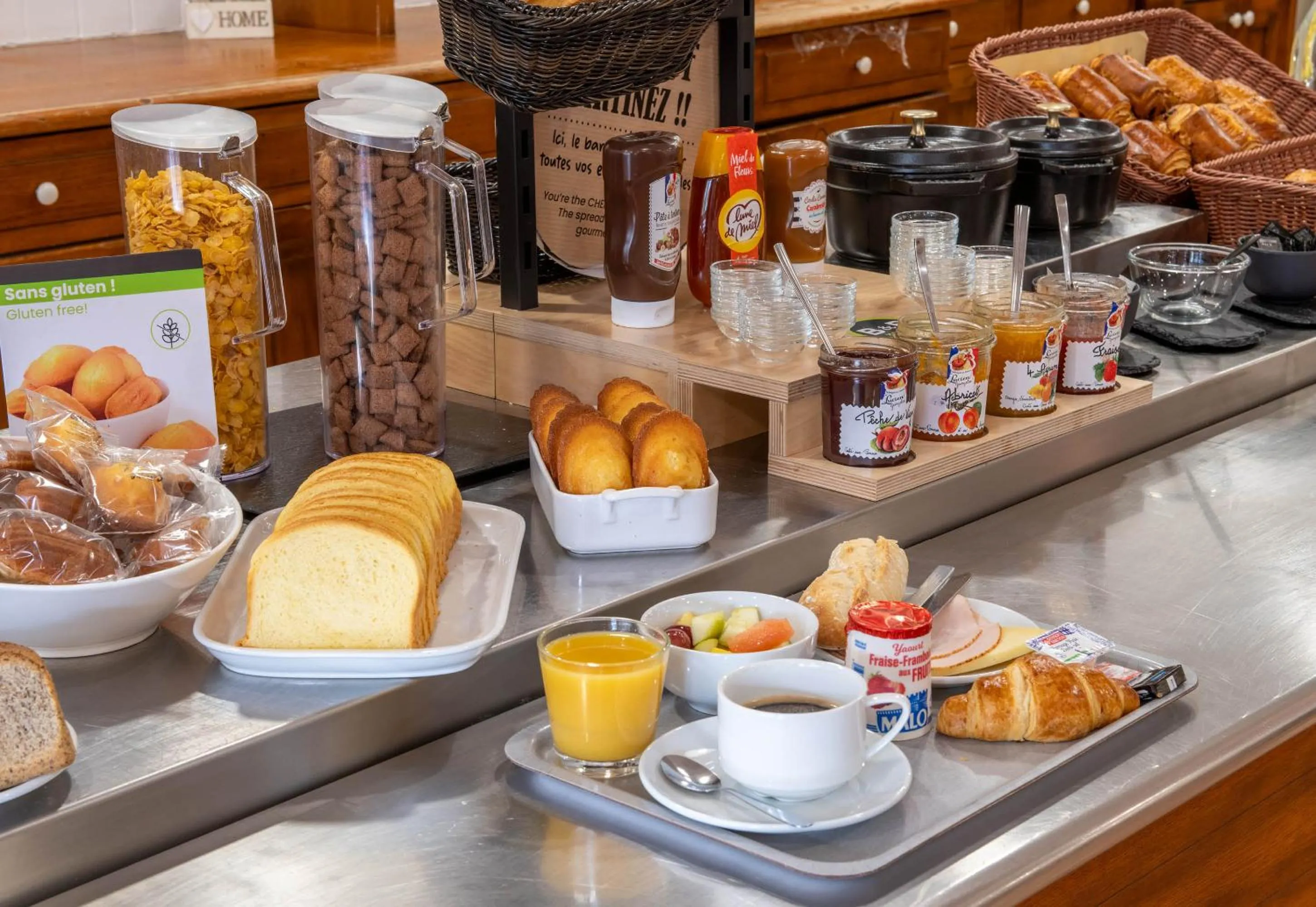 Buffet breakfast in B&B HOTEL Amiens Centre Cathédrale
