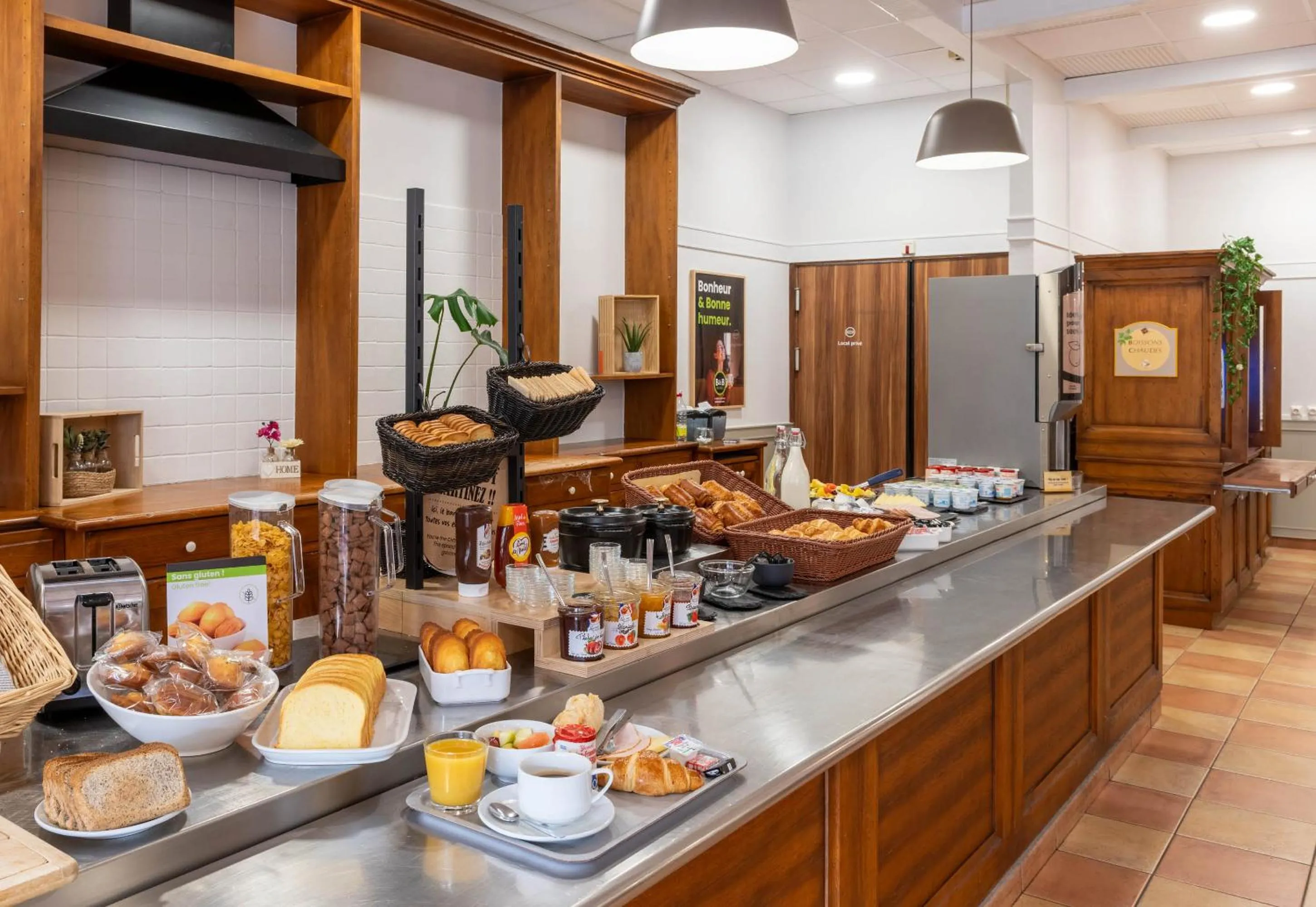 Buffet breakfast in B&B HOTEL Amiens Centre Cathédrale