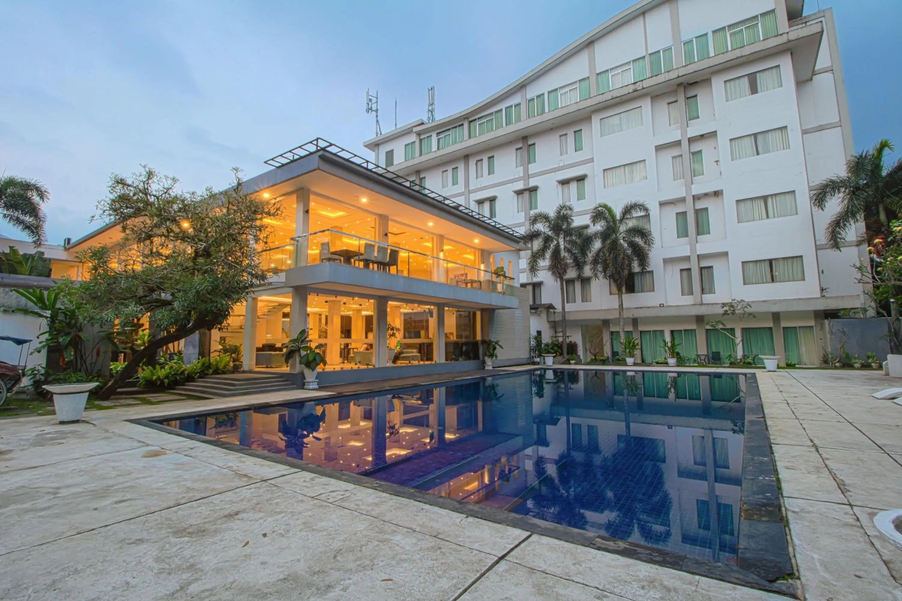 Swimming pool in Grand Arjuna Hotel
