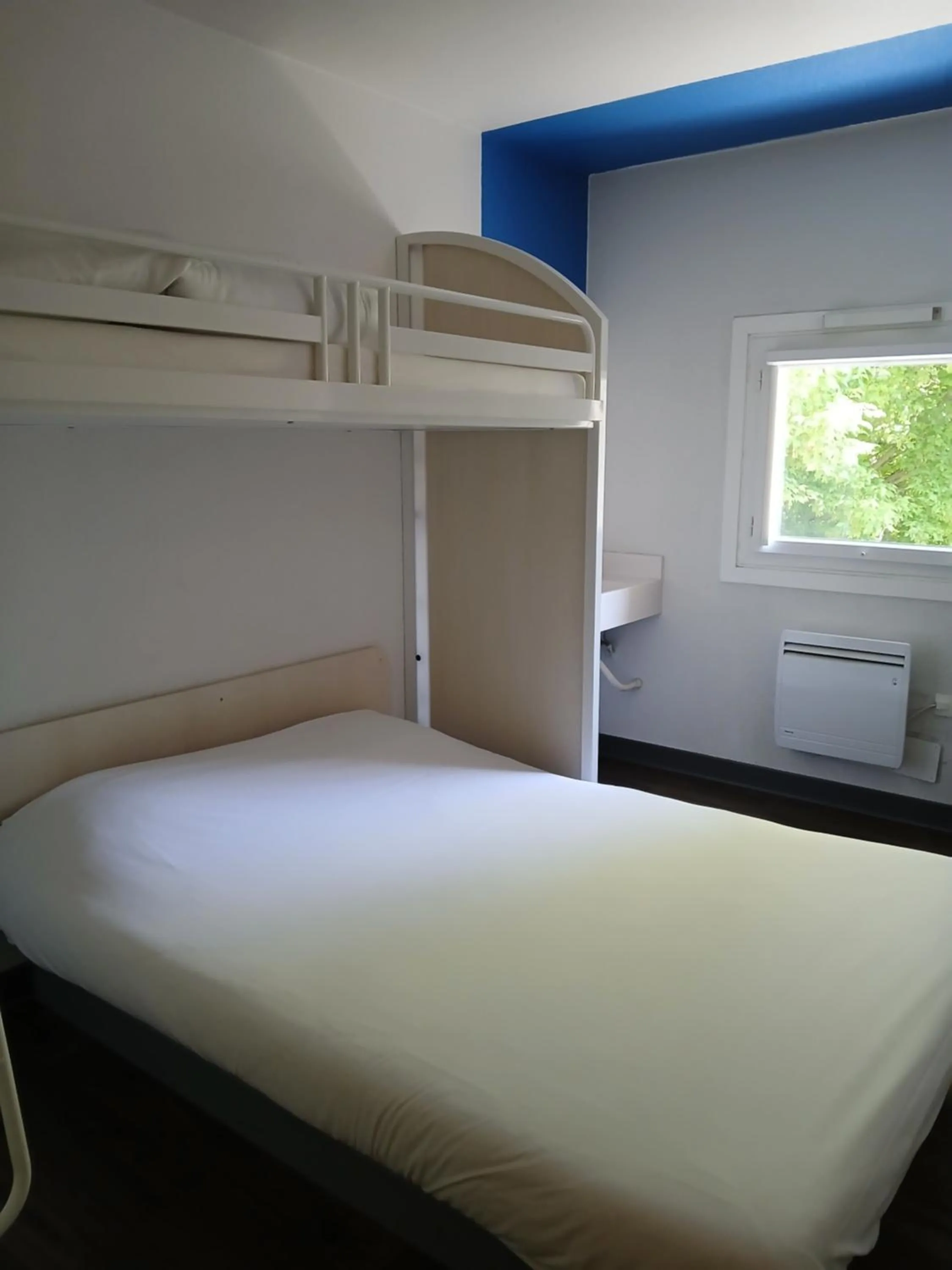 Bed in Unisotel Valenciennes EX-hôtel F1