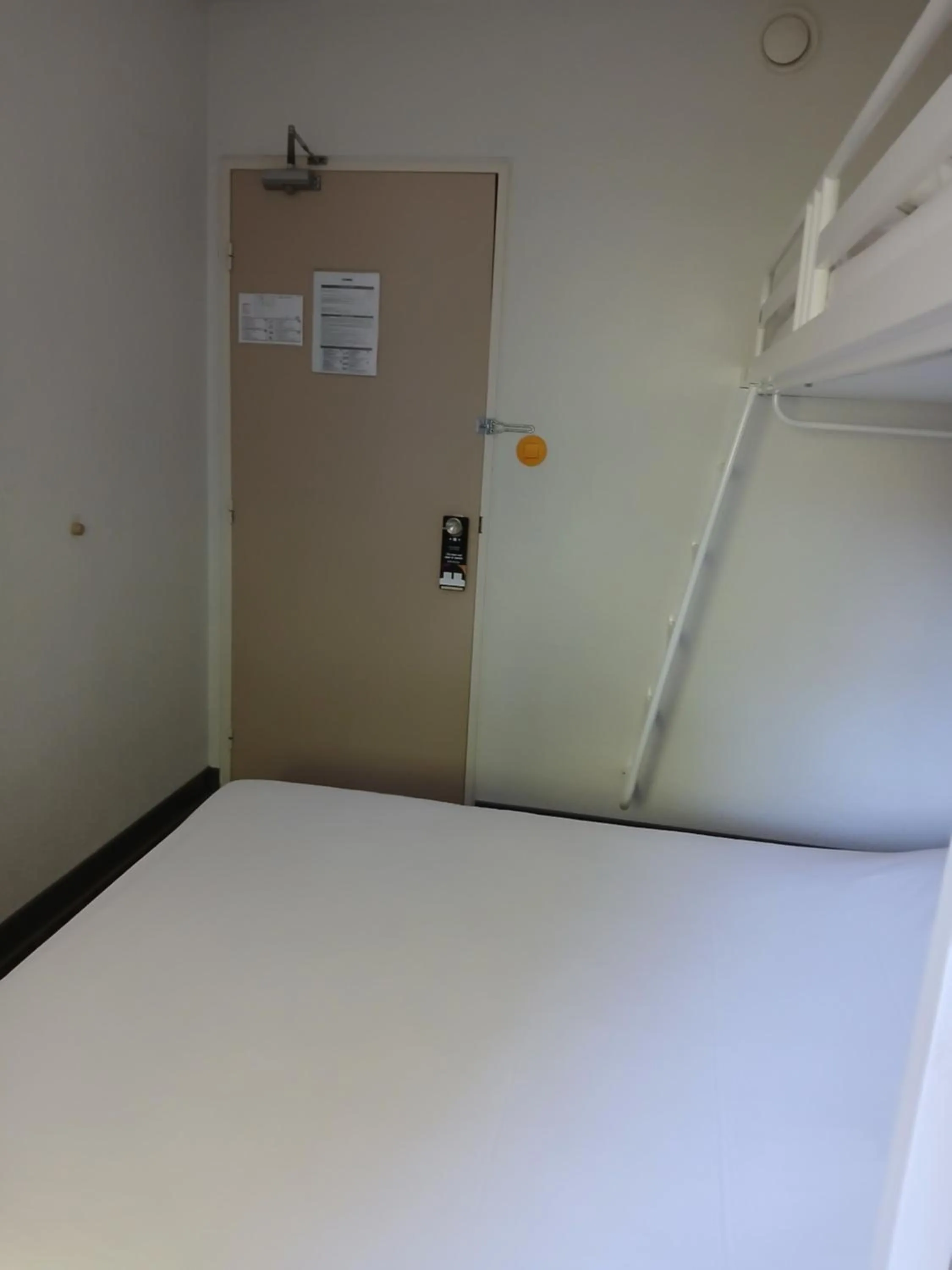 Bed in Unisotel Valenciennes EX-hôtel F1