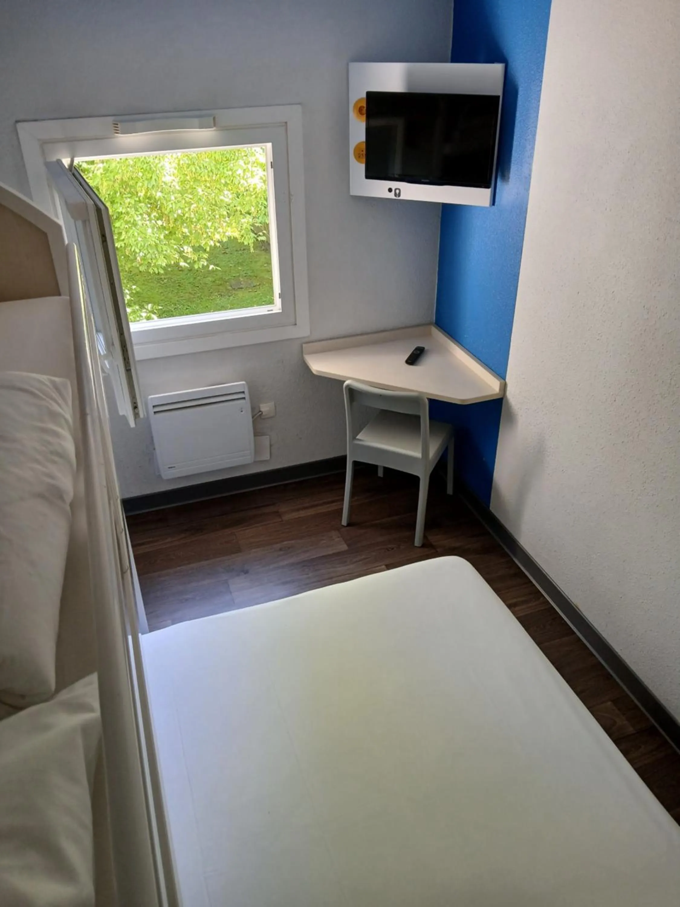 Bed in Unisotel Valenciennes EX-hôtel F1