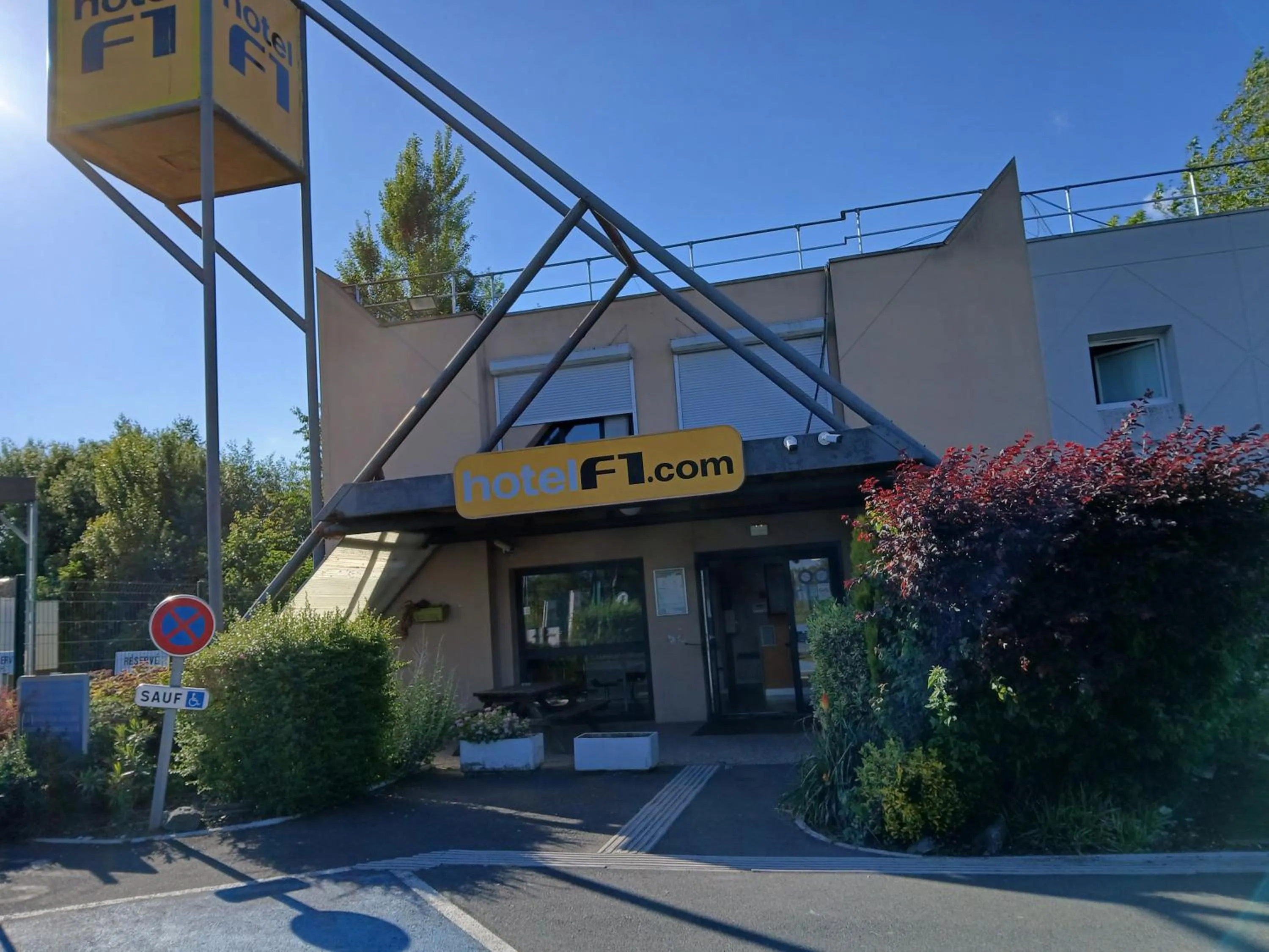 Facade/entrance in Unisotel Valenciennes EX-hôtel F1