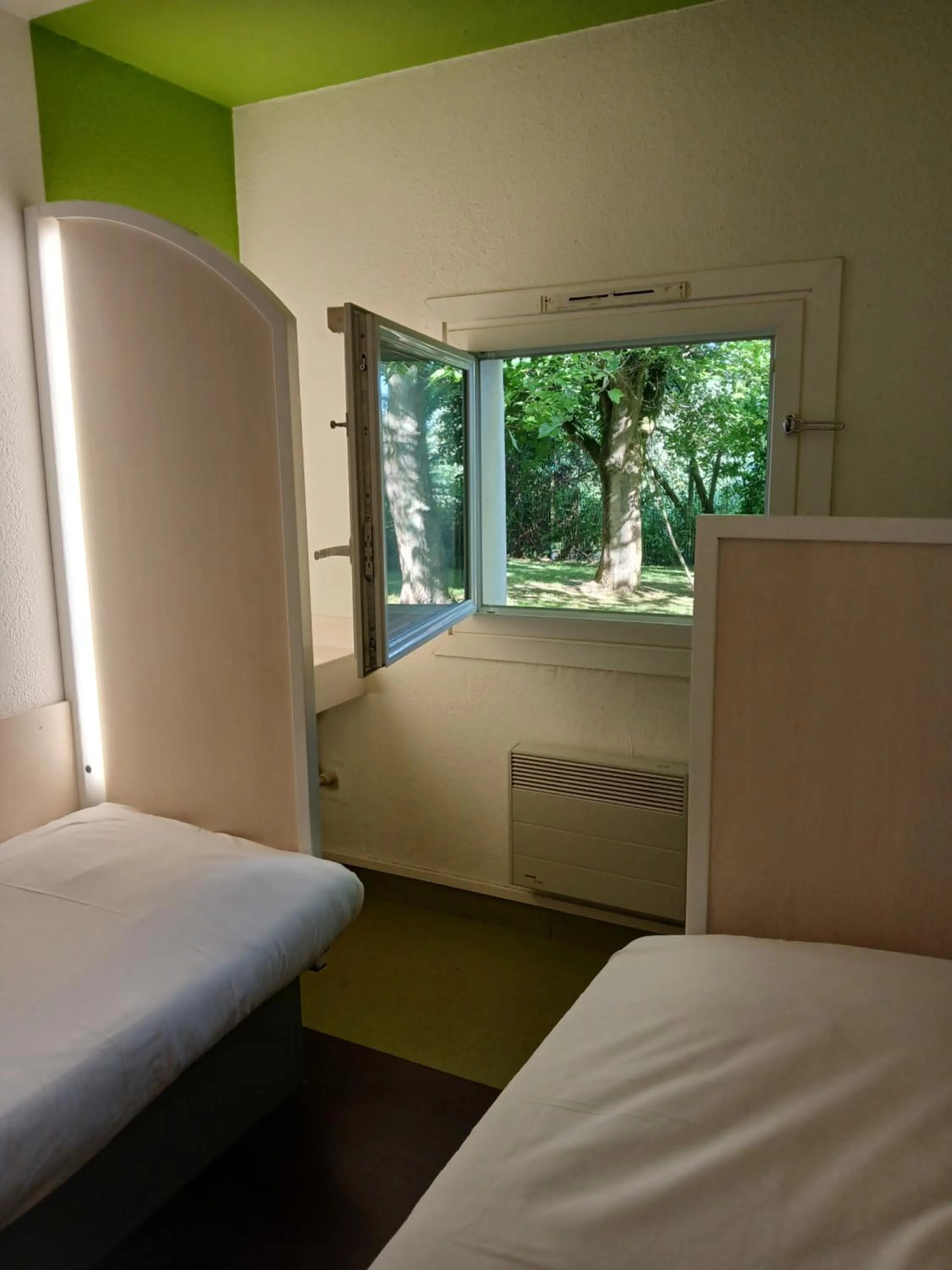 Bedroom, Bed in Unisotel Valenciennes EX-hôtel F1