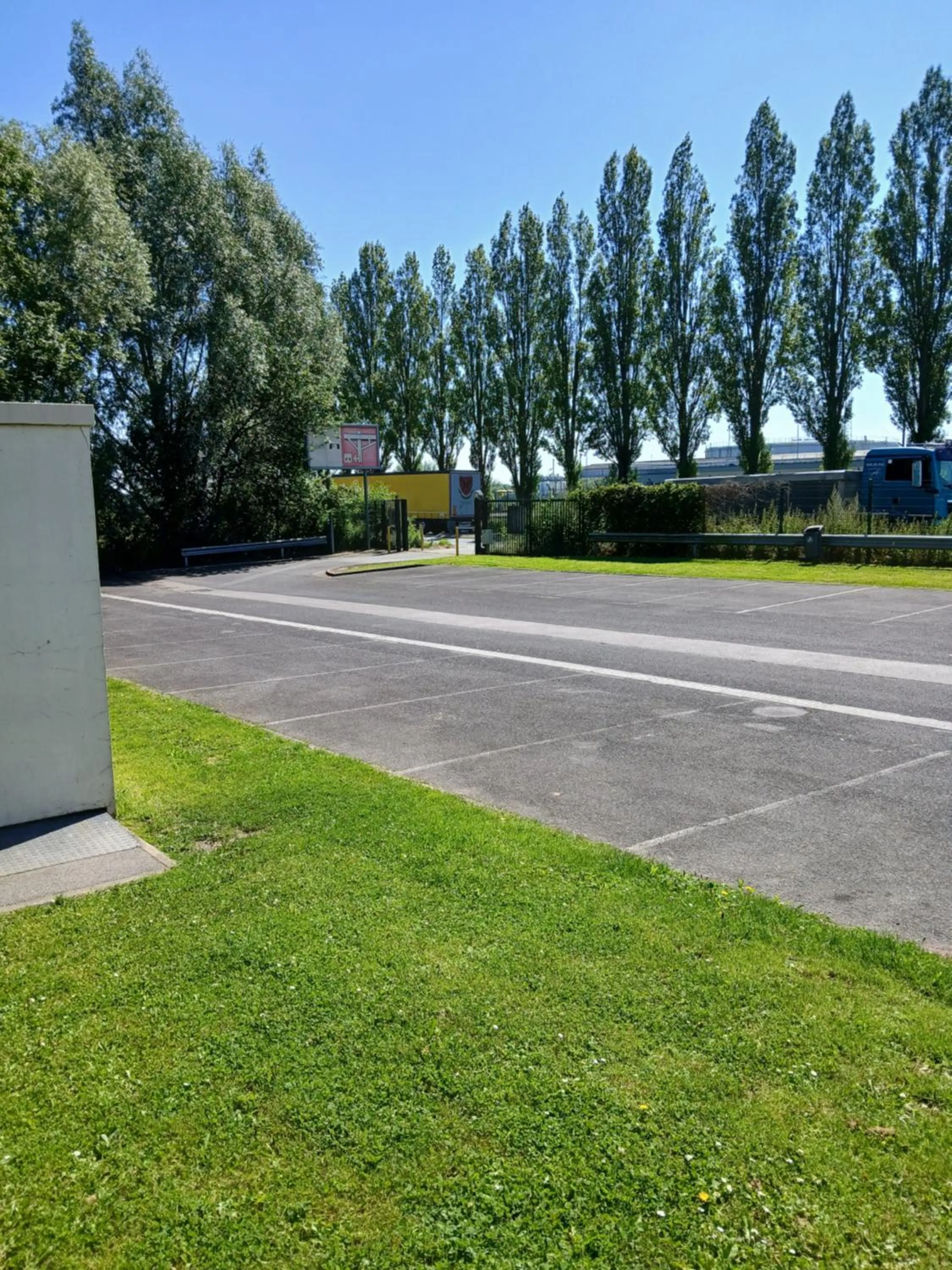 Parking in Unisotel Valenciennes EX-hôtel F1