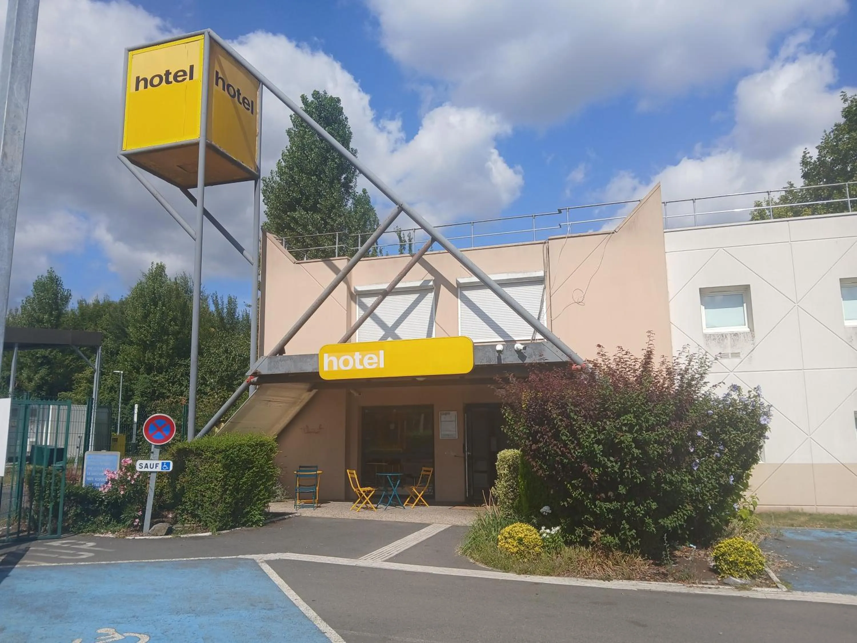 Property building in Unisotel Valenciennes EX-hôtel F1