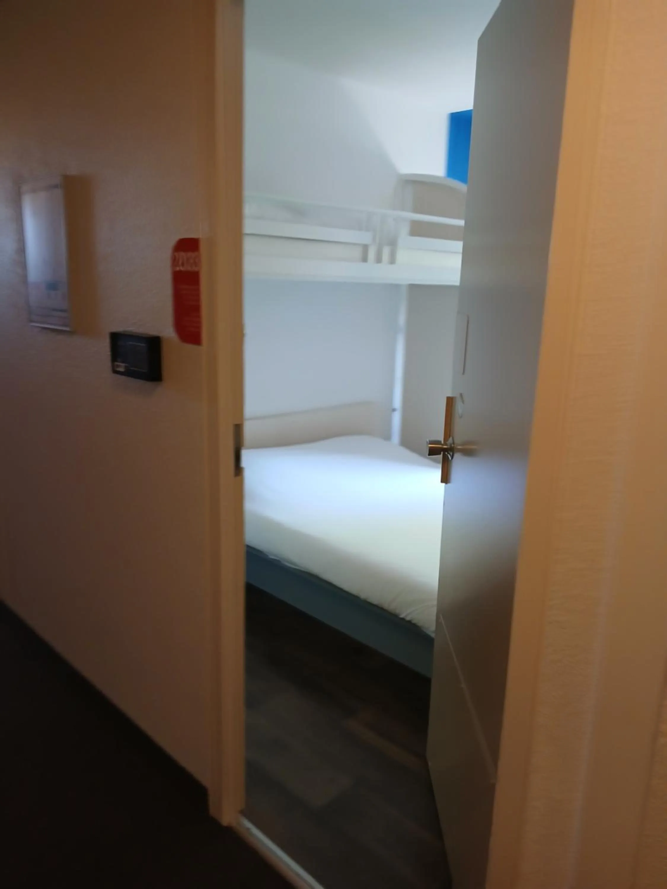 Bed in Unisotel Valenciennes EX-hôtel F1