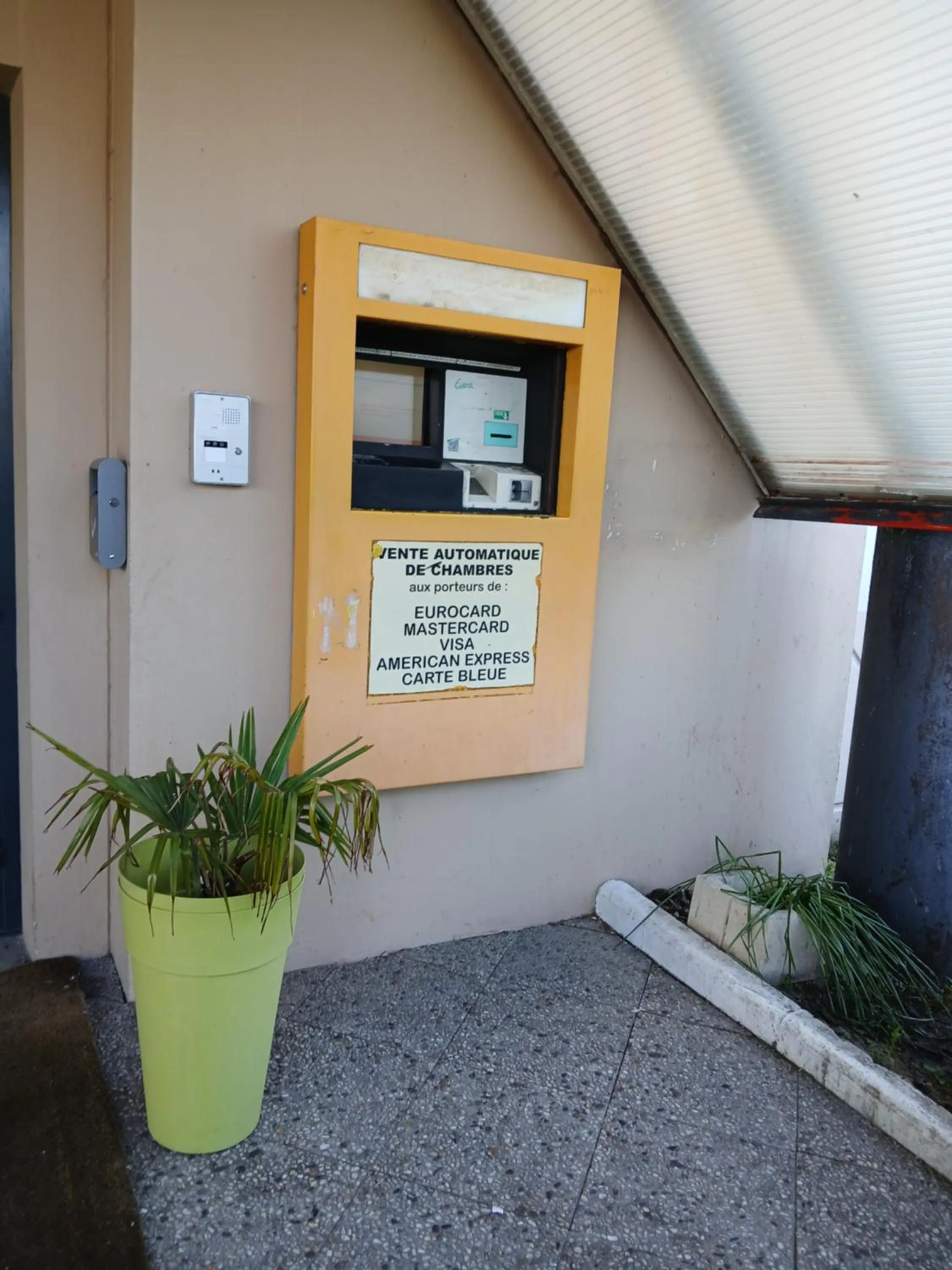 Lobby or reception in Unisotel Valenciennes EX-hôtel F1